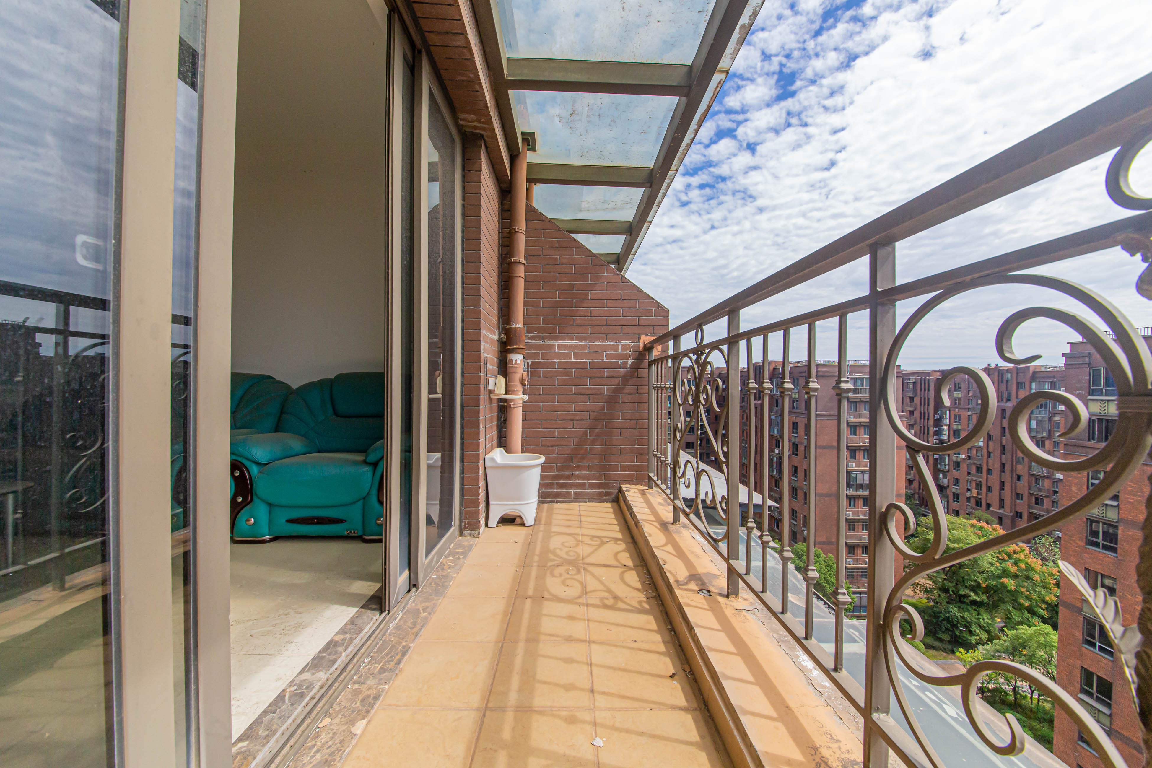 绿地公馆（绿地名邸）  3室2厅1卫    94.99万阳台