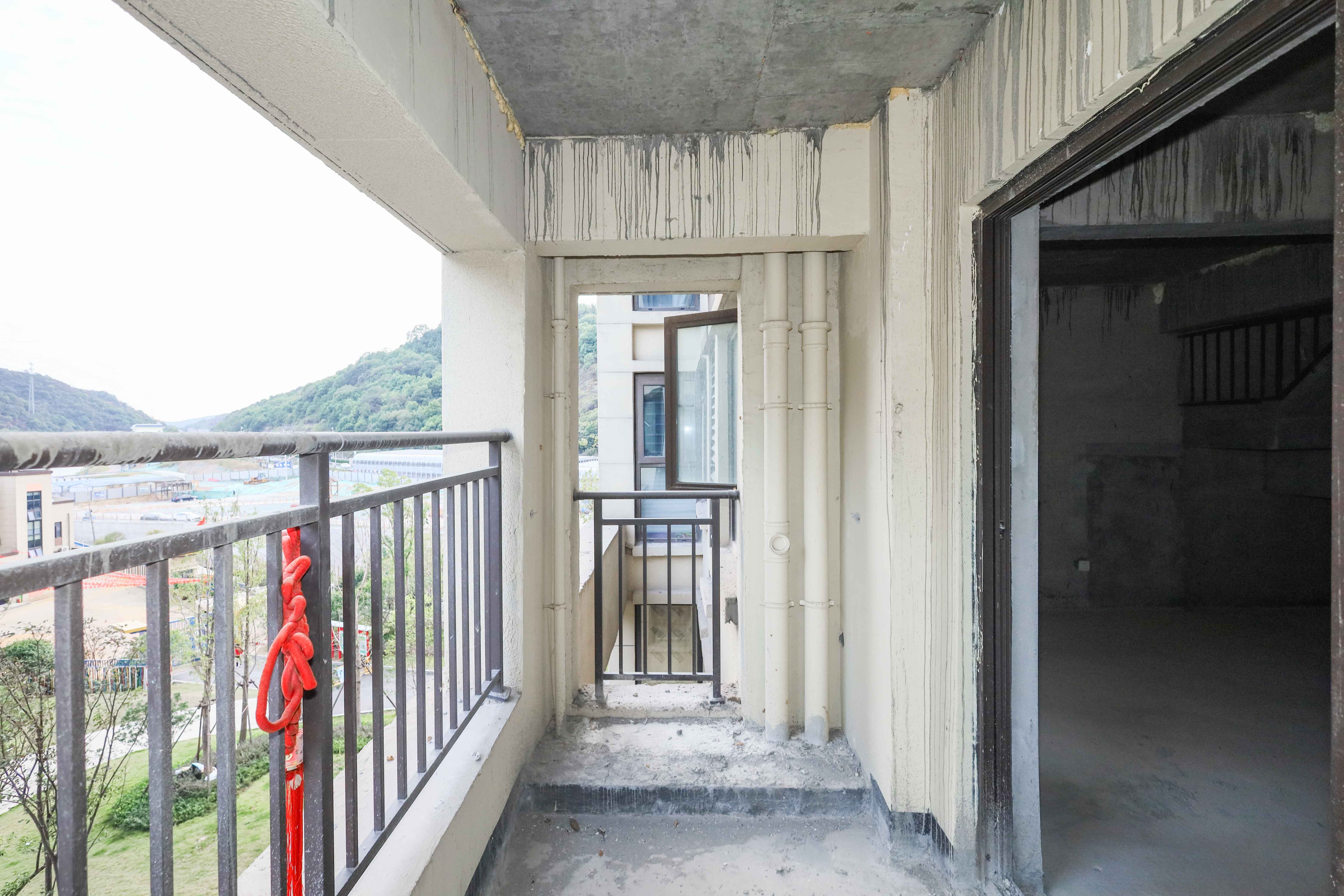 梅溪正荣府  4室2厅2卫    140.0万阳台
