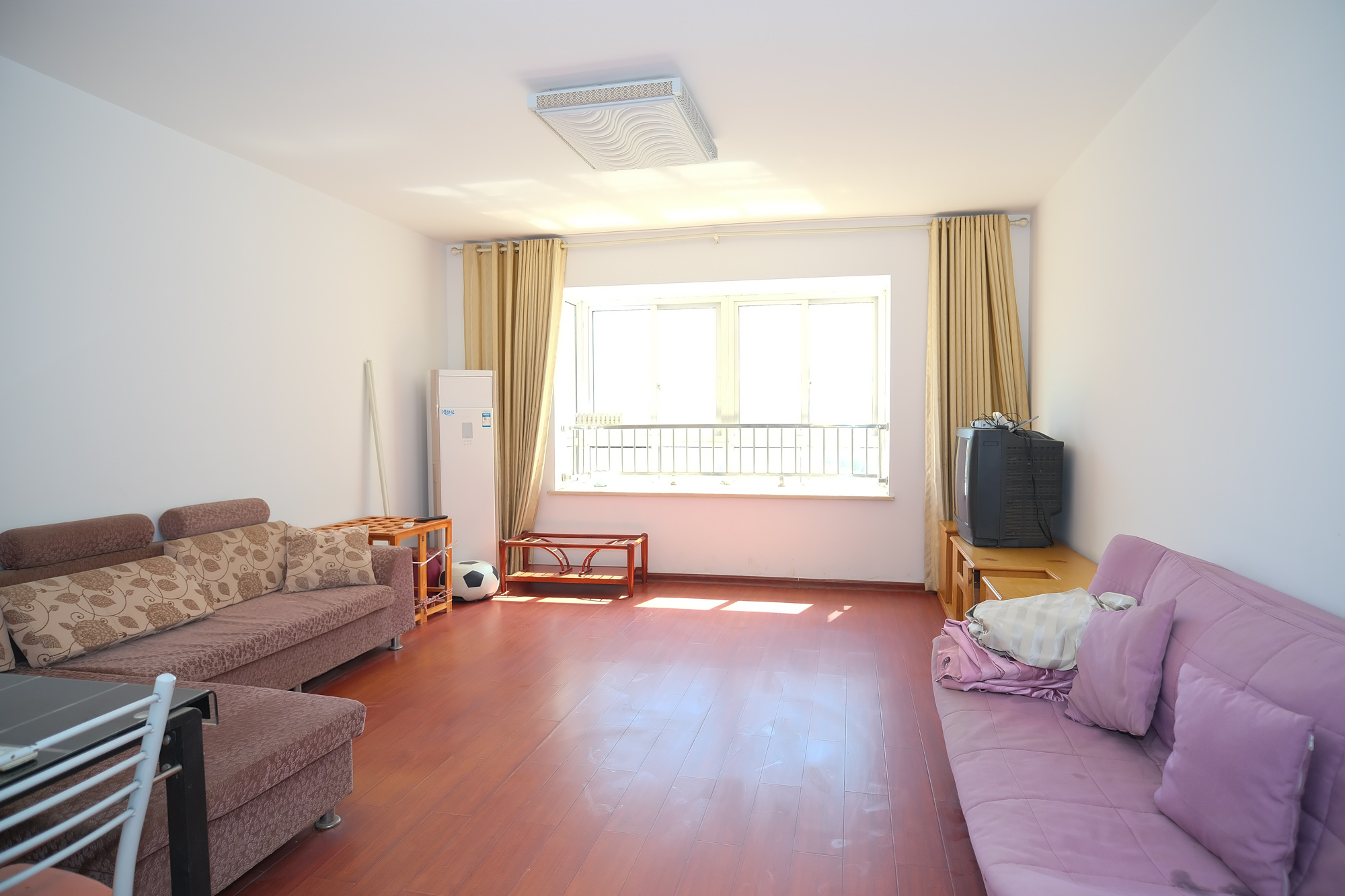 世景华庭  3室2厅2卫    71.9万客厅