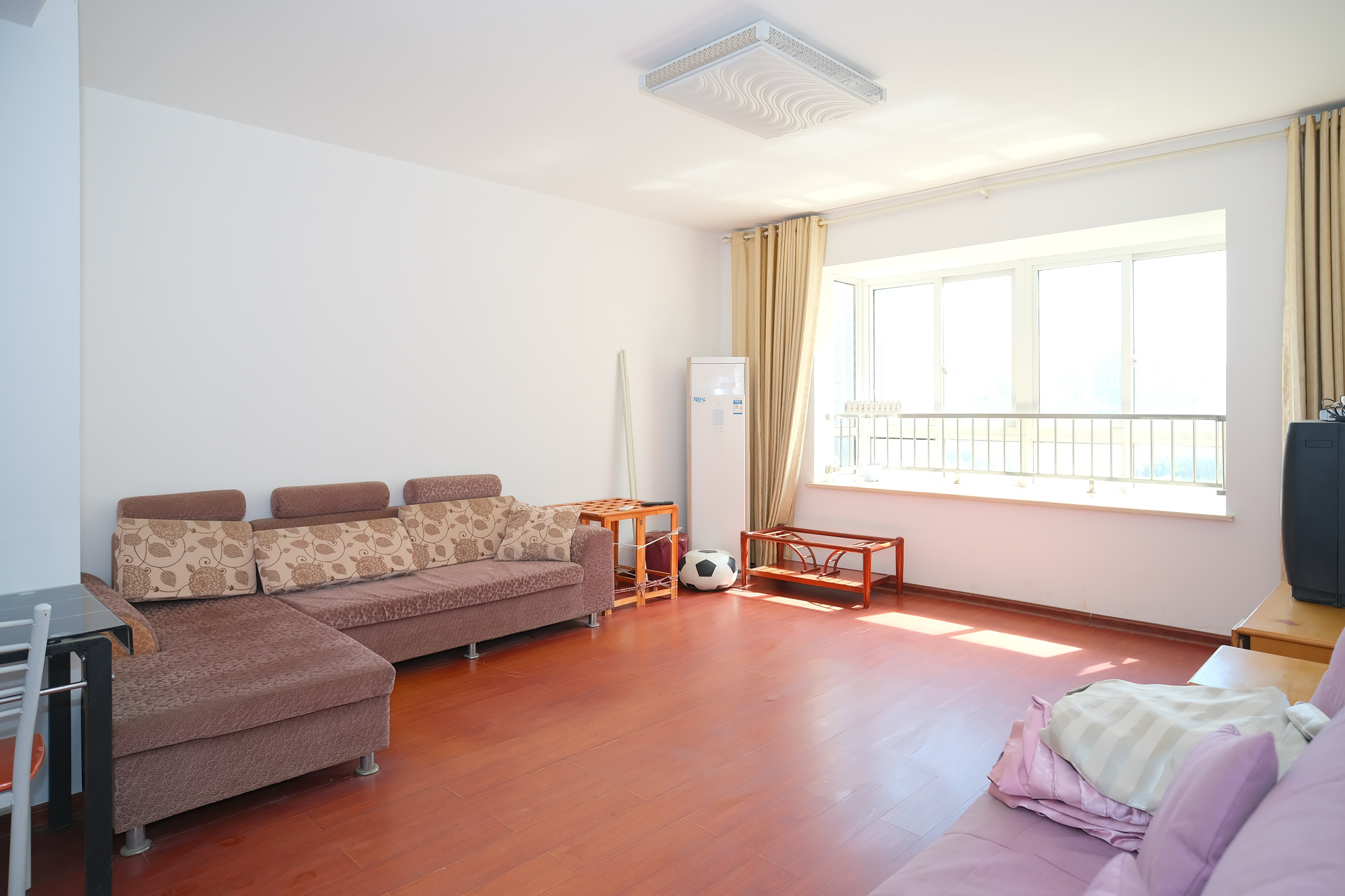 世景华庭  3室2厅2卫    71.9万客厅