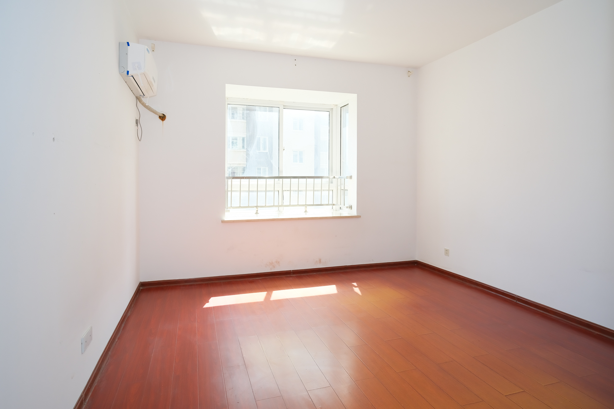 世景华庭  3室2厅2卫    71.9万卧室