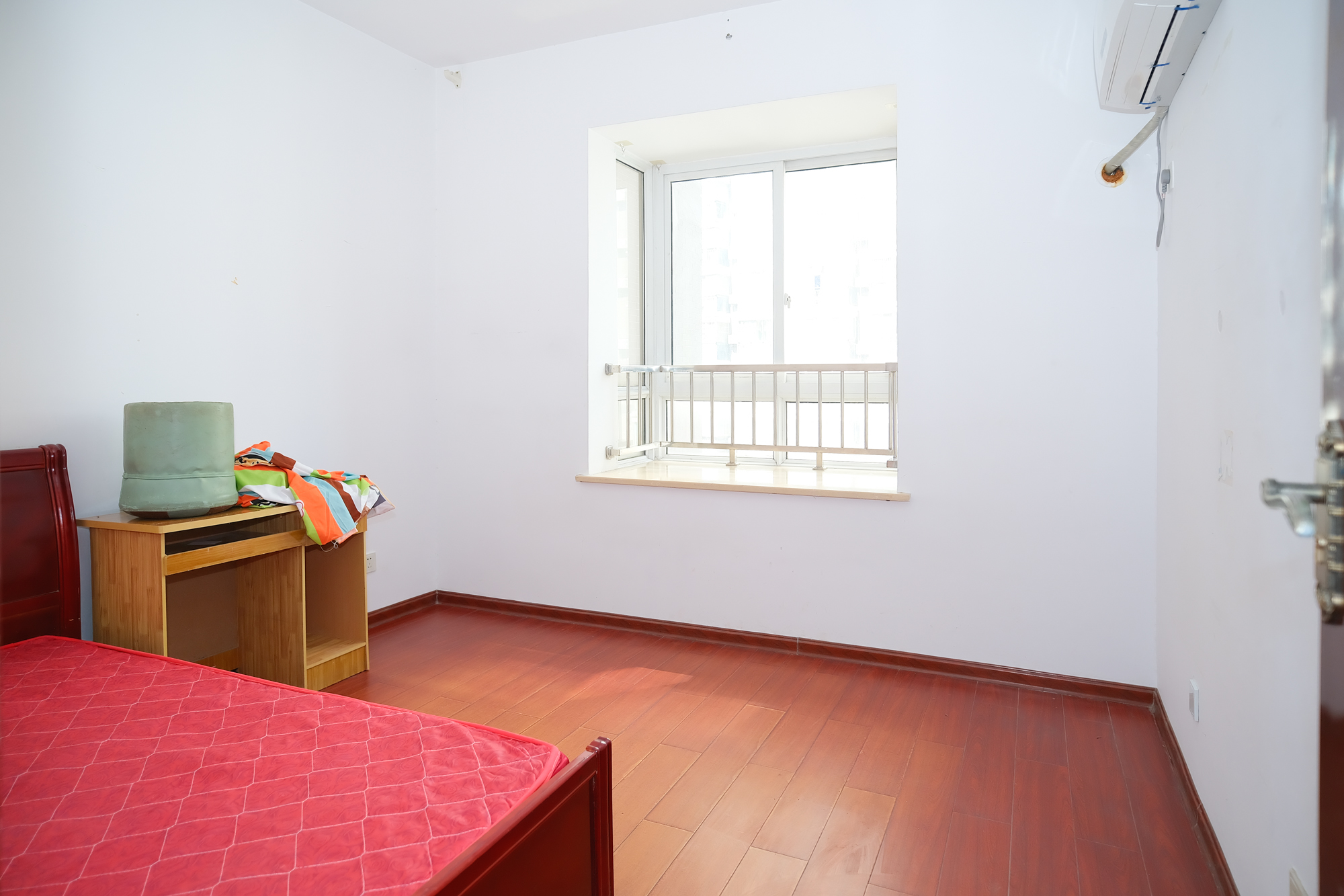 世景华庭  3室2厅2卫    71.9万卧室