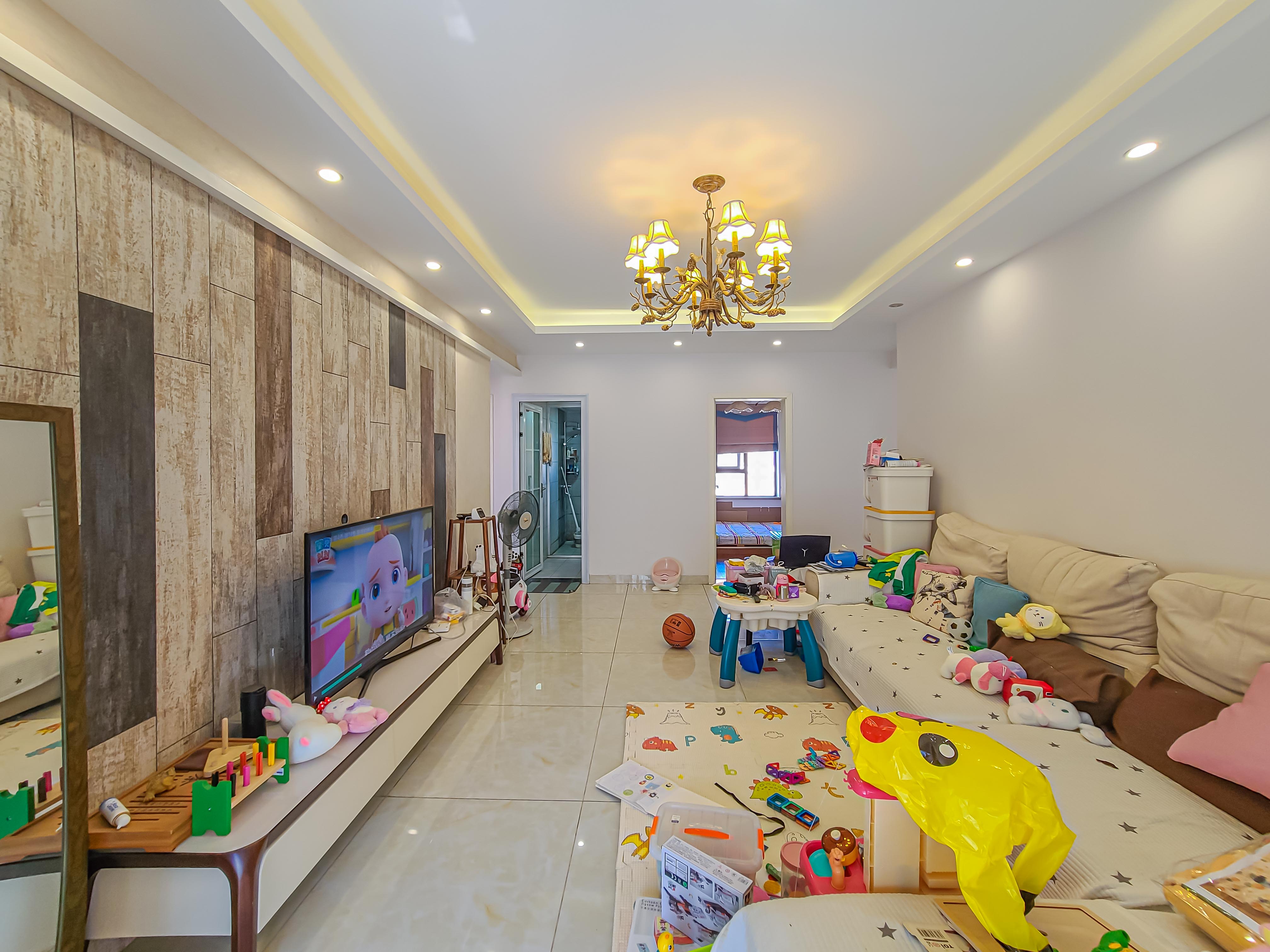 华润五彩城  3室2厅1卫    116.0万客厅