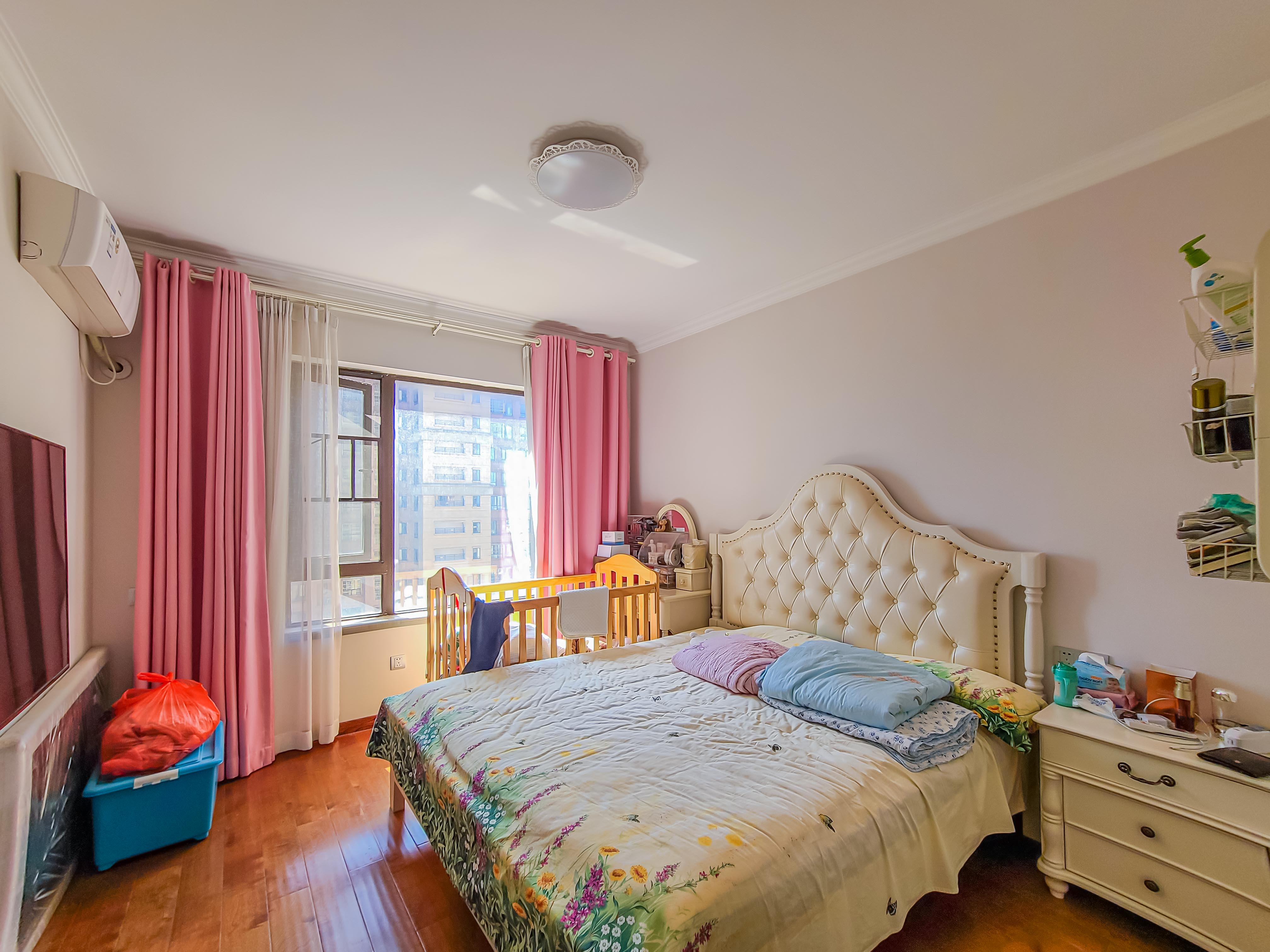 华润五彩城  3室2厅1卫    116.0万卧室