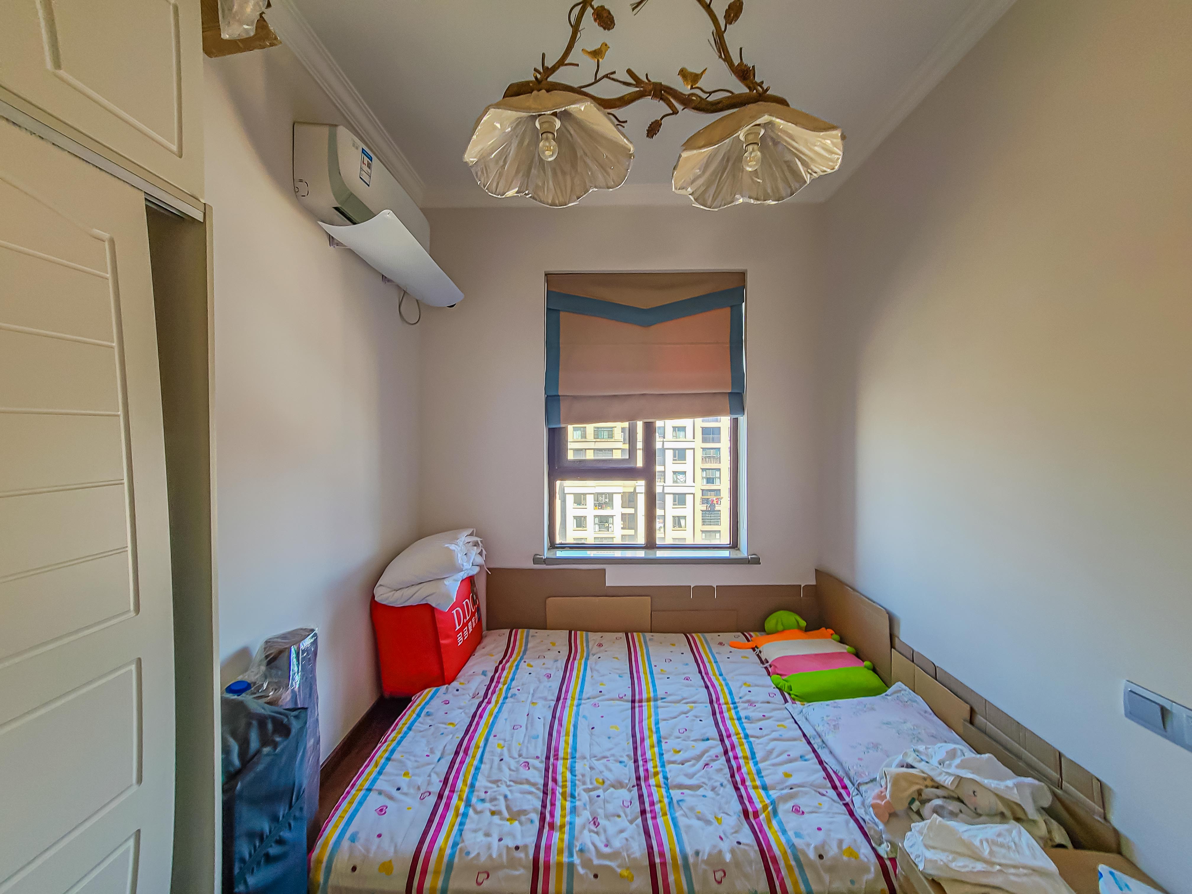 华润五彩城  3室2厅1卫    116.0万卧室