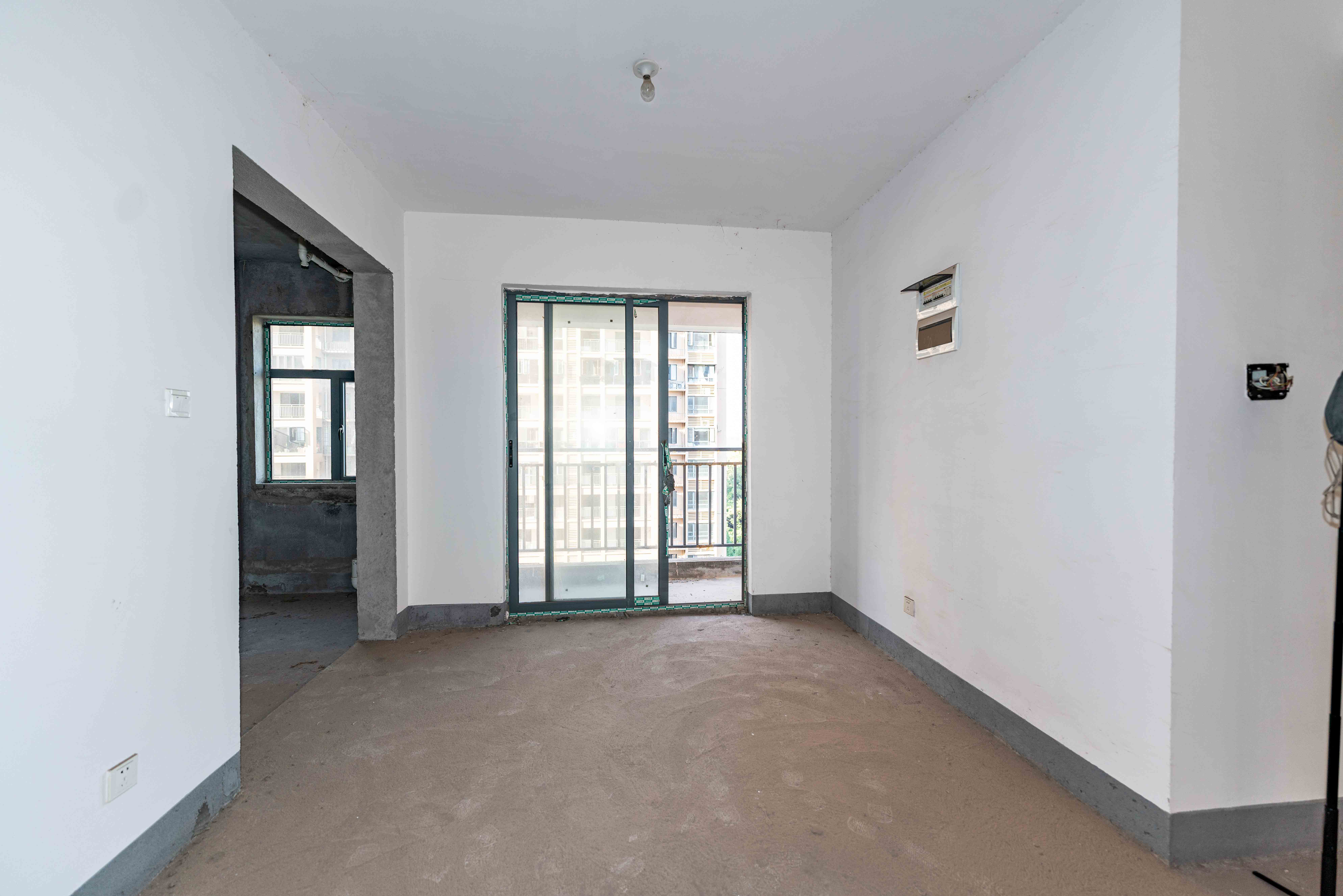 和美星城  4室2厅2卫    142.0万客厅