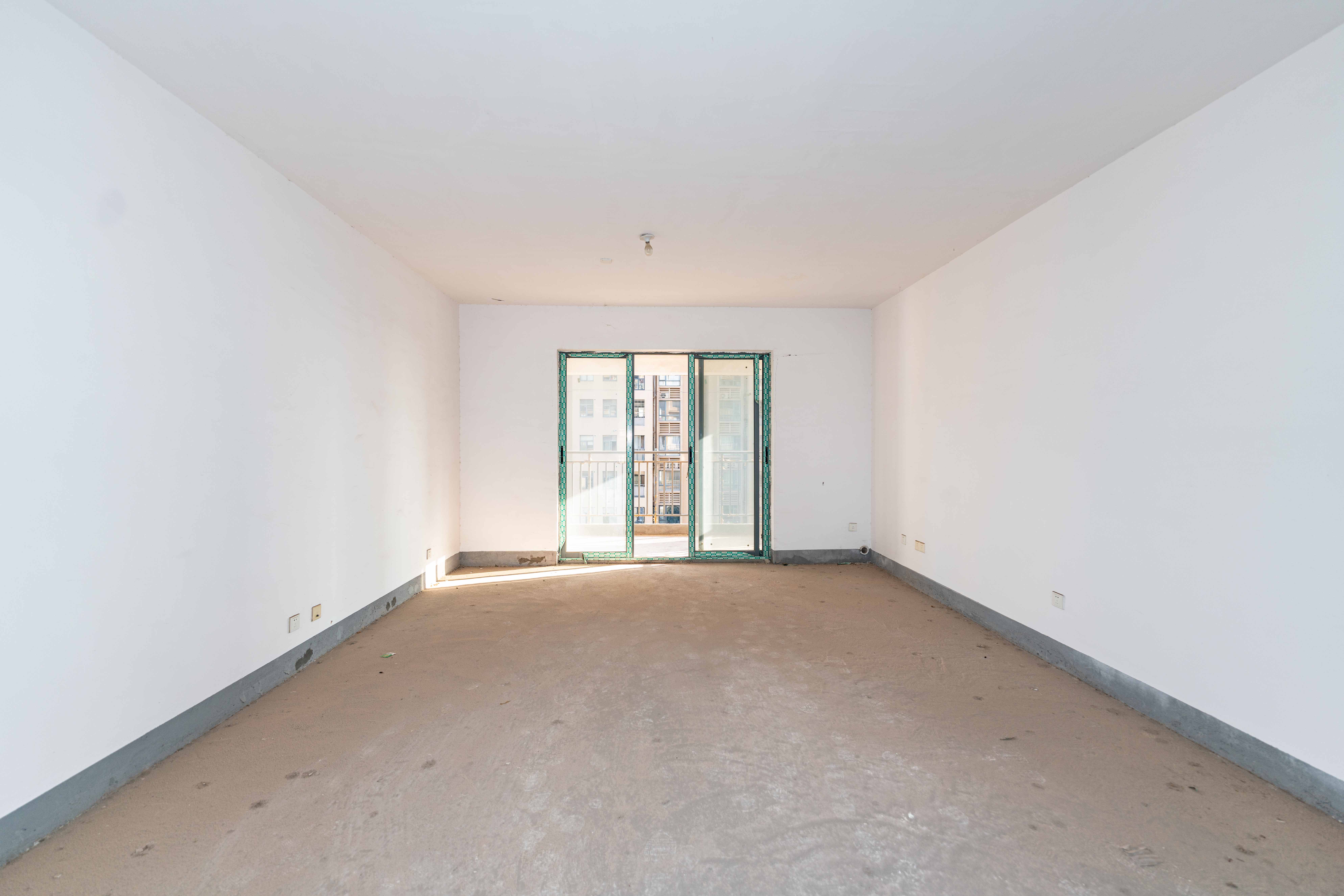 和美星城  4室2厅2卫    142.0万客厅