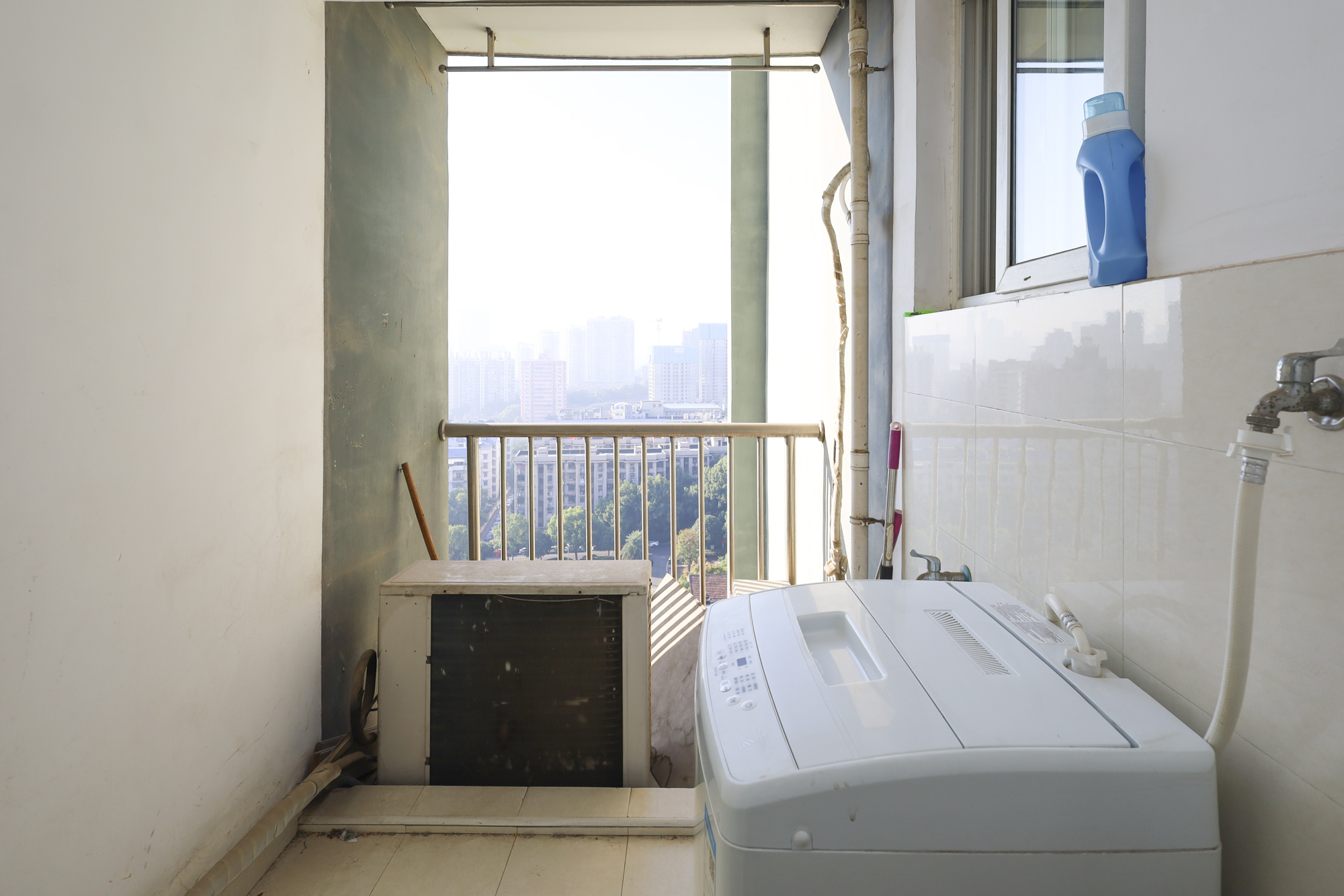 香麓丽舍  3室2厅2卫   102.00万阳台