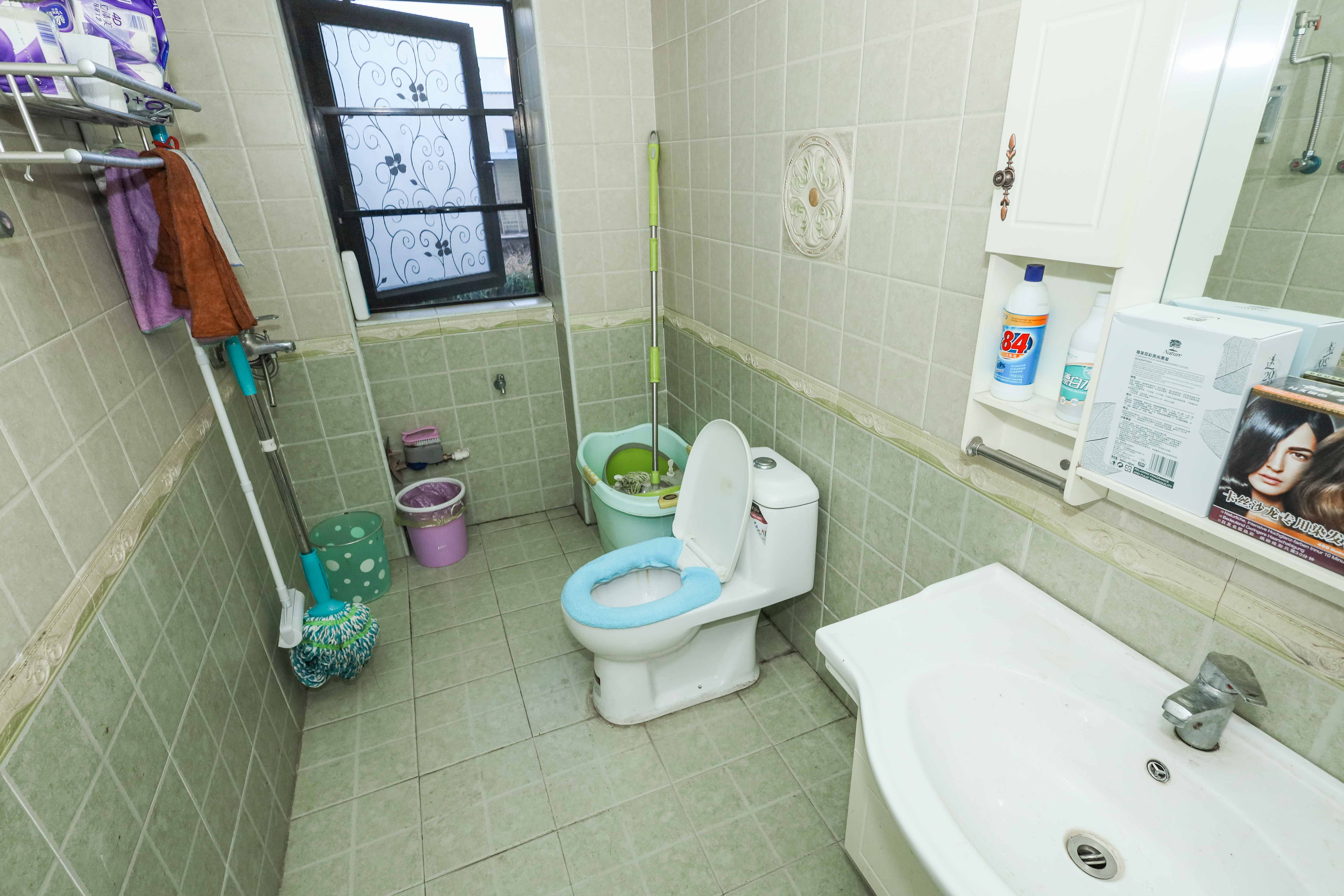 麓谷明珠  3室2厅2卫   141.60万卫生间