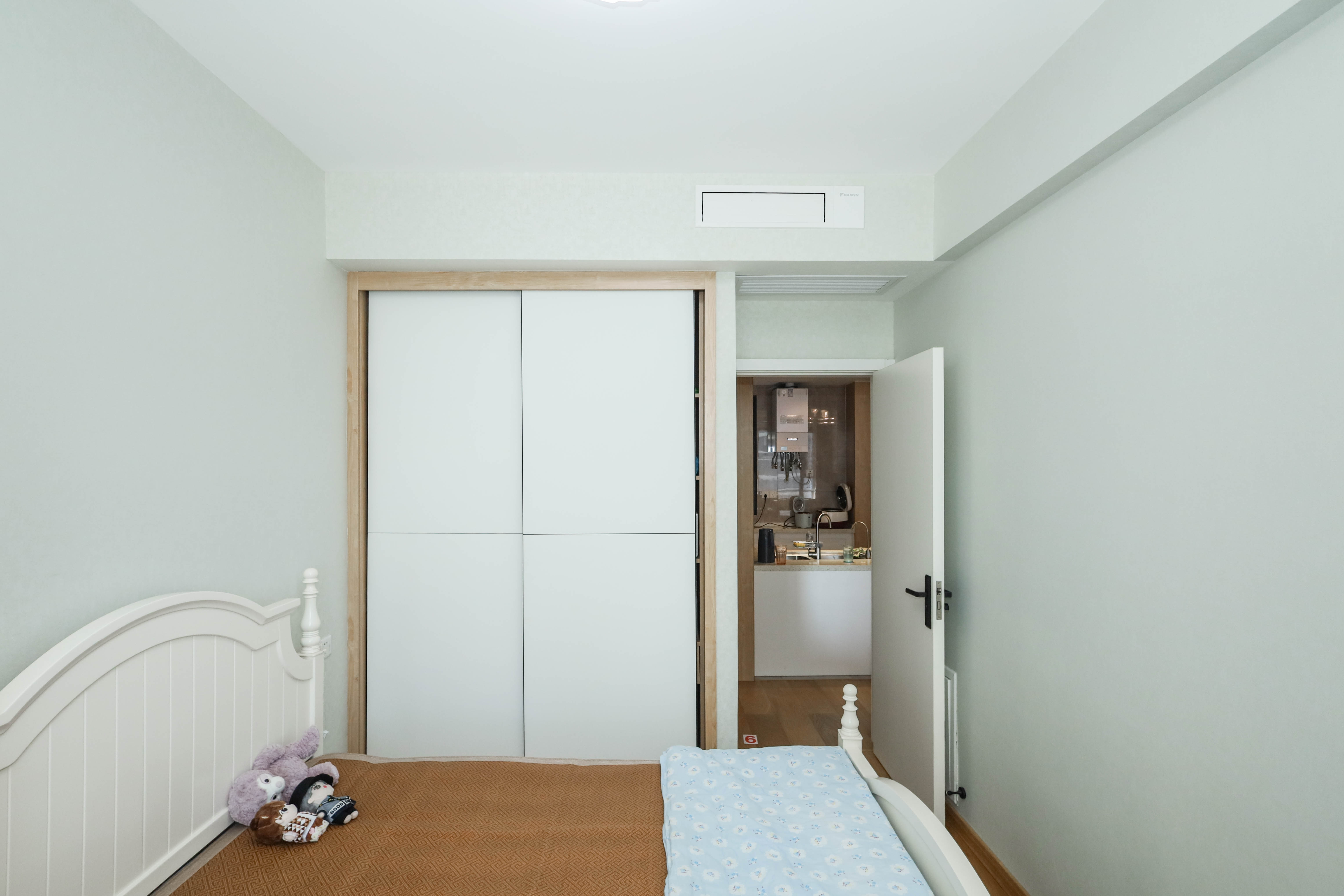 建发央著  3室2厅2卫    210.0万卧室