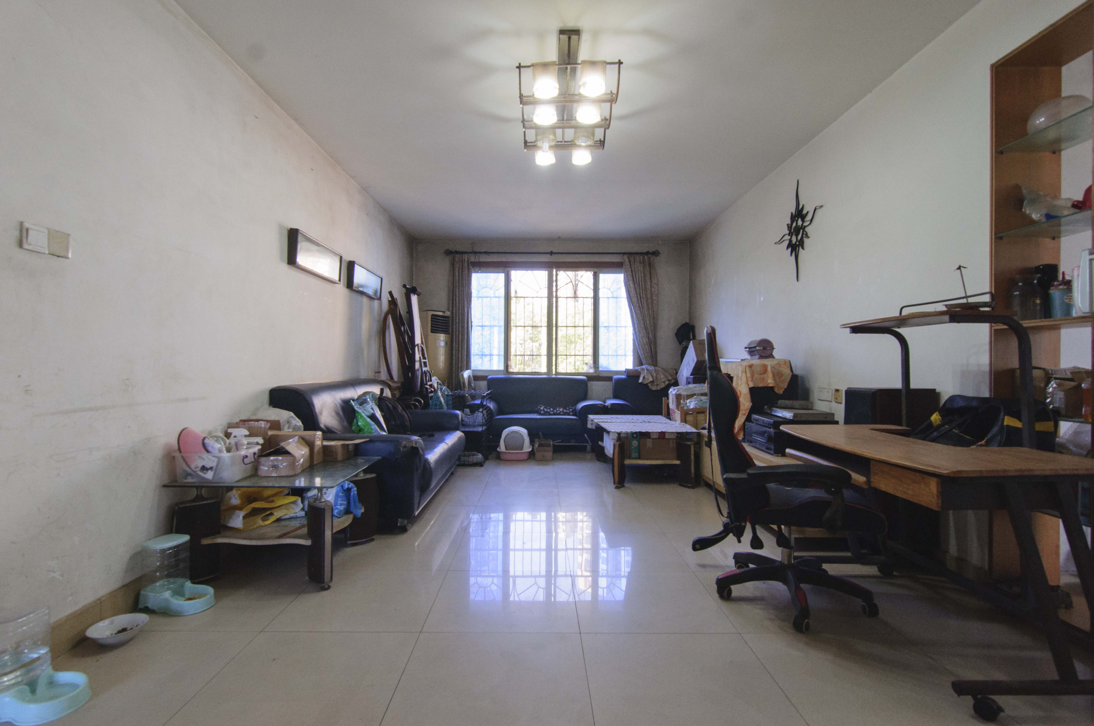 公交金盆小区  3室2厅1卫    60.0万客厅