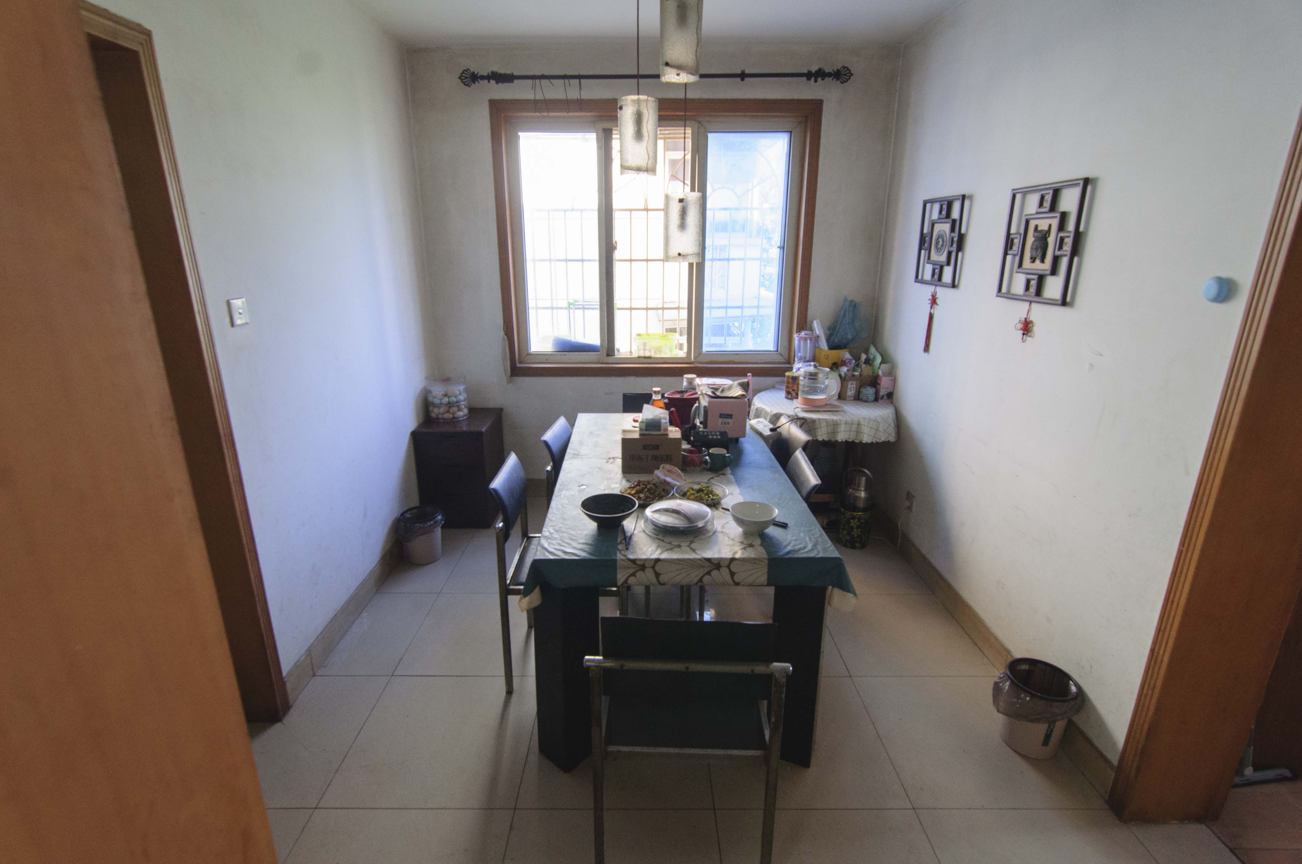 公交金盆小区  3室2厅1卫    60.0万客厅