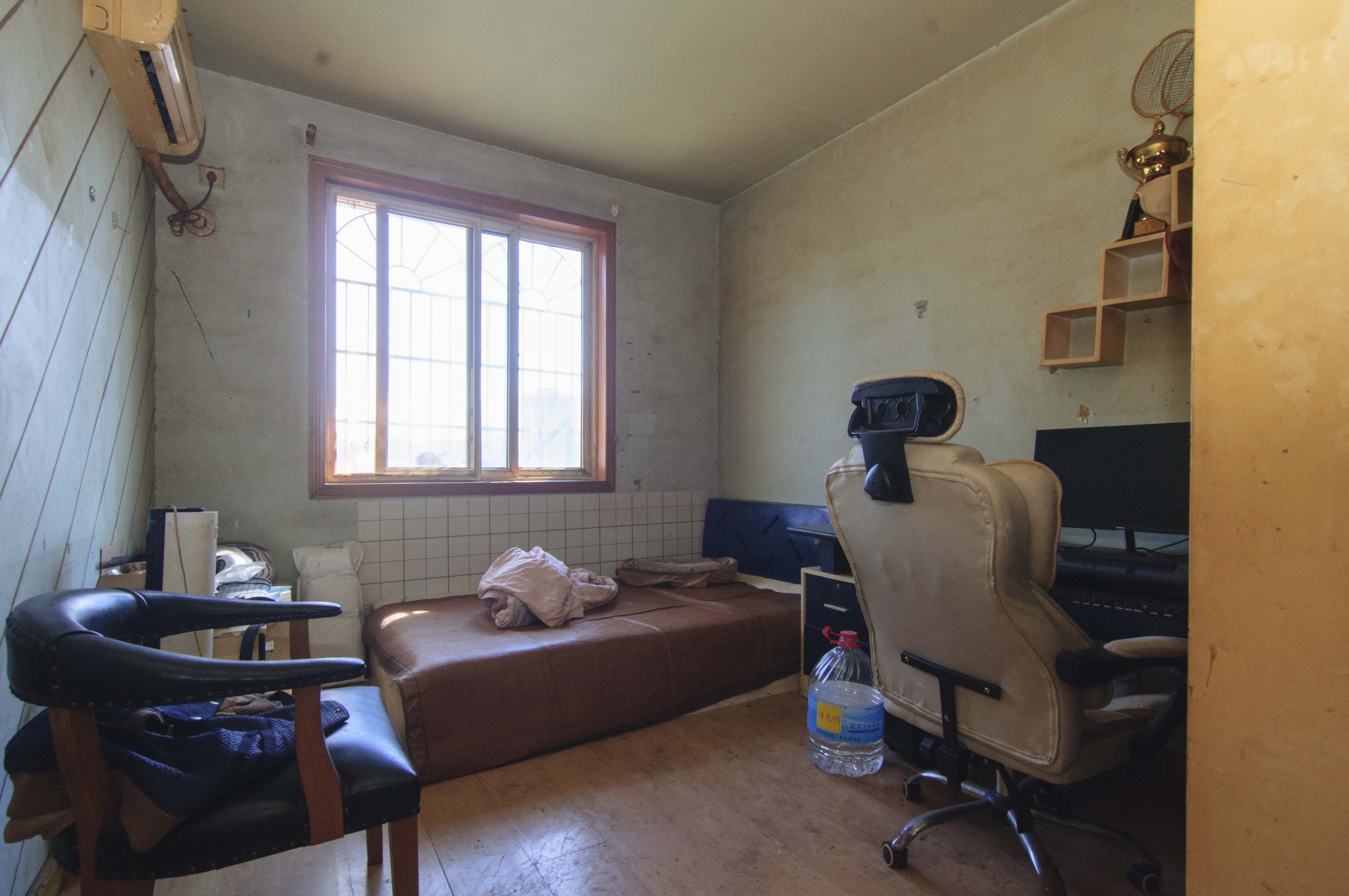 公交金盆小区  3室2厅1卫    60.0万卧室