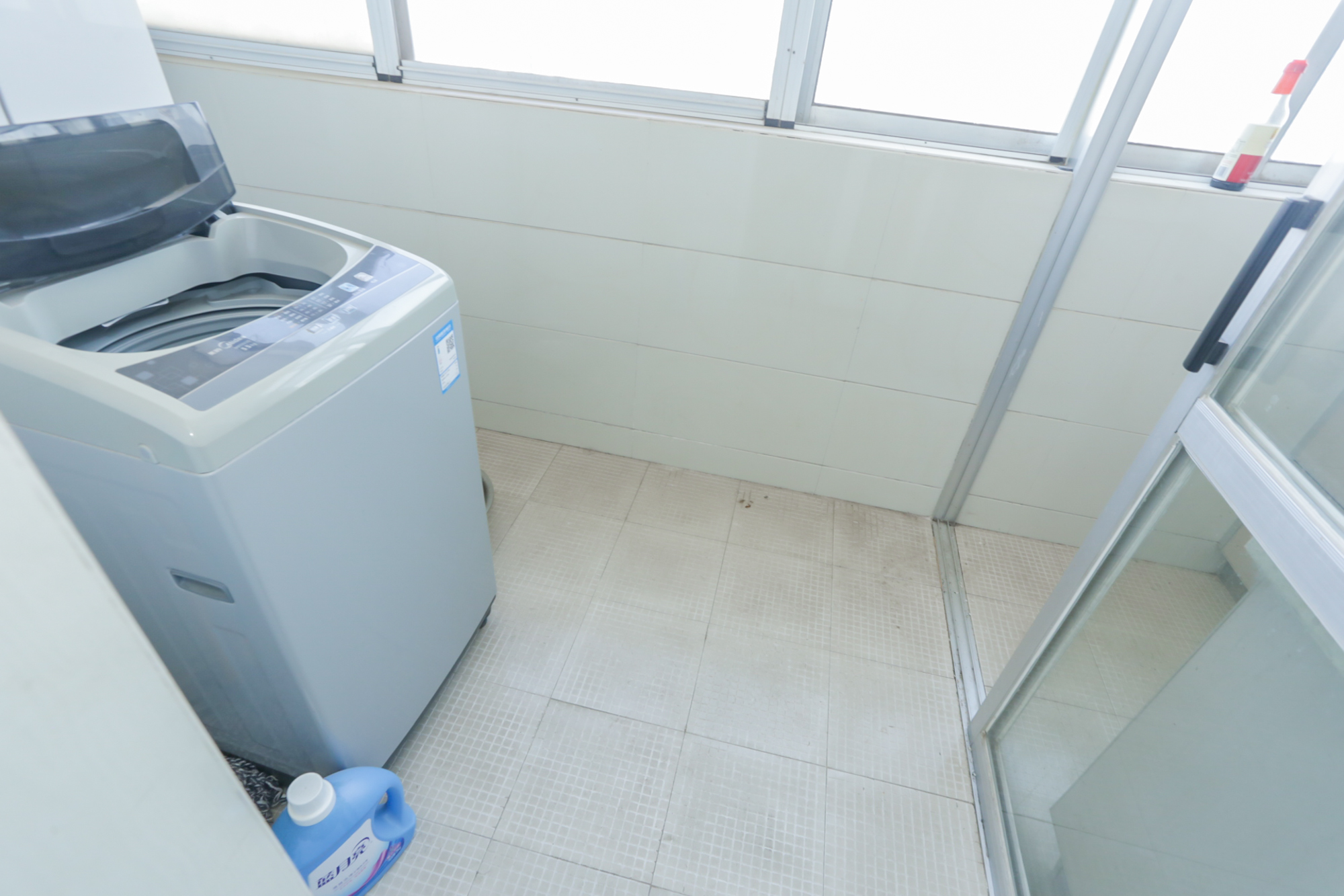 观湖公寓  1室1厅1卫   53.00万阳台
