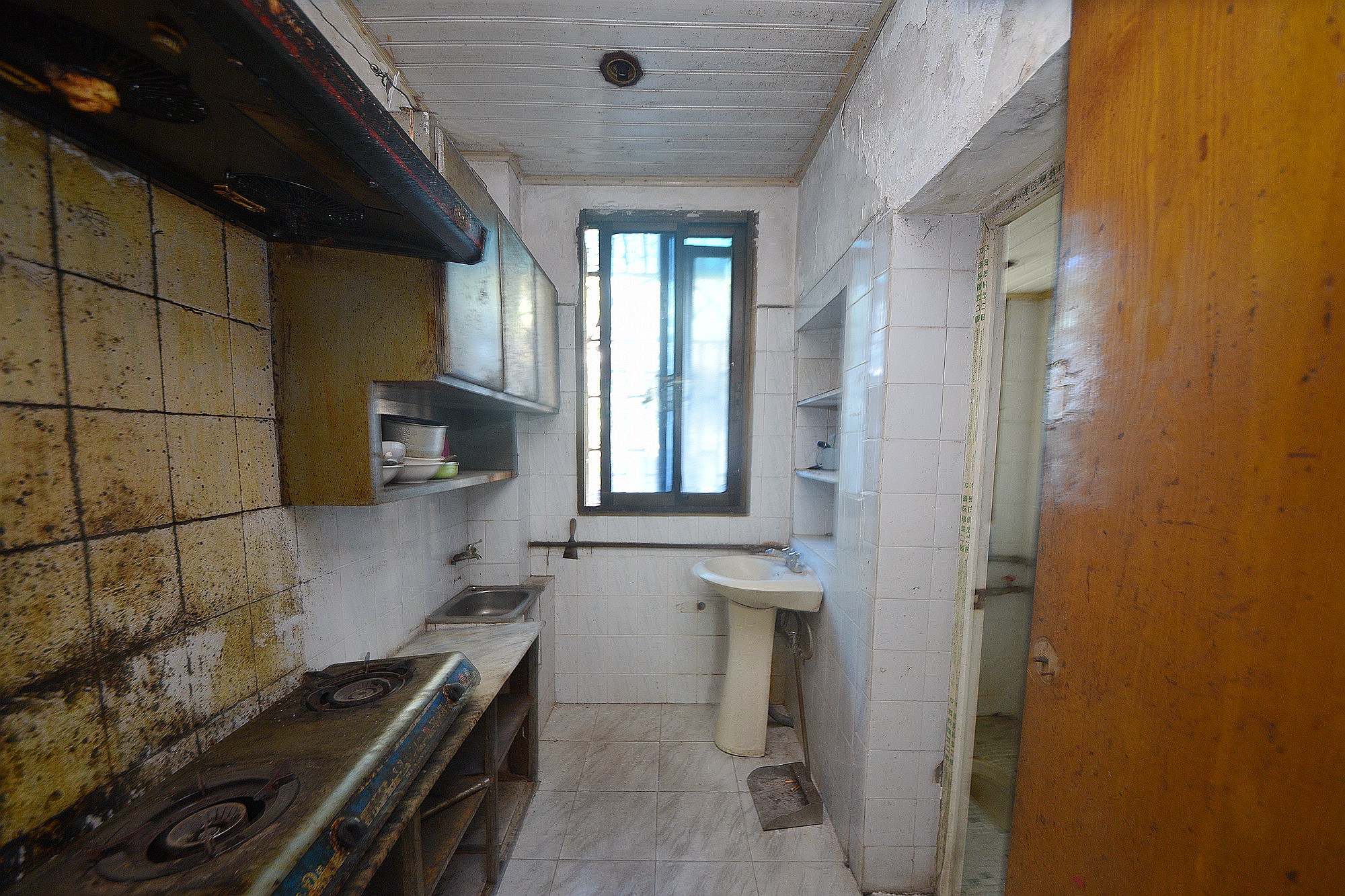 红旗区二片  3室1厅1卫    62.0万厨房