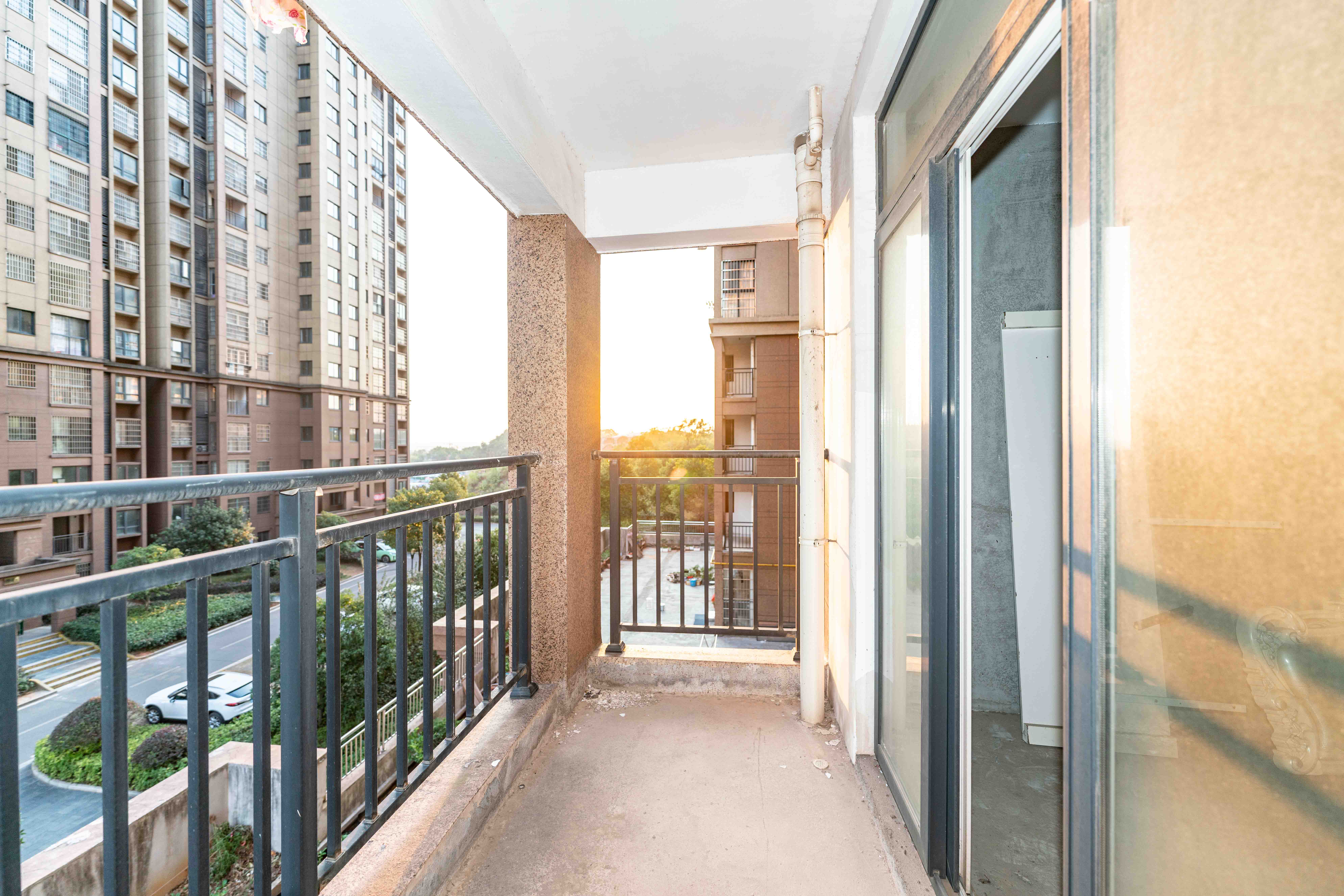 鑫天格林香山  3室2厅1卫    41.8万 鑫天格林香山  3室2厅1卫    41.8万阳台