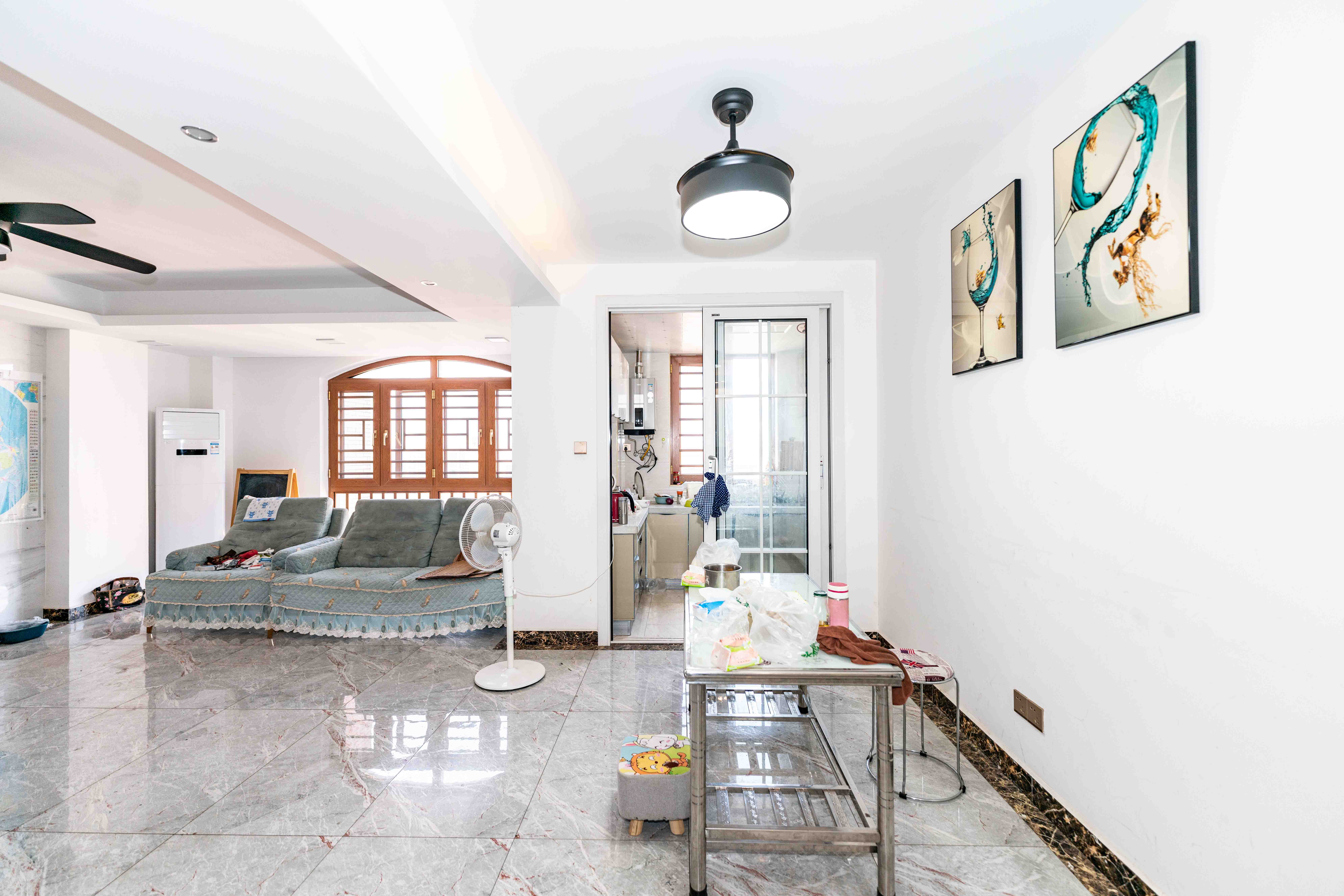 丽发新城  5室2厅4卫    170.0万客厅