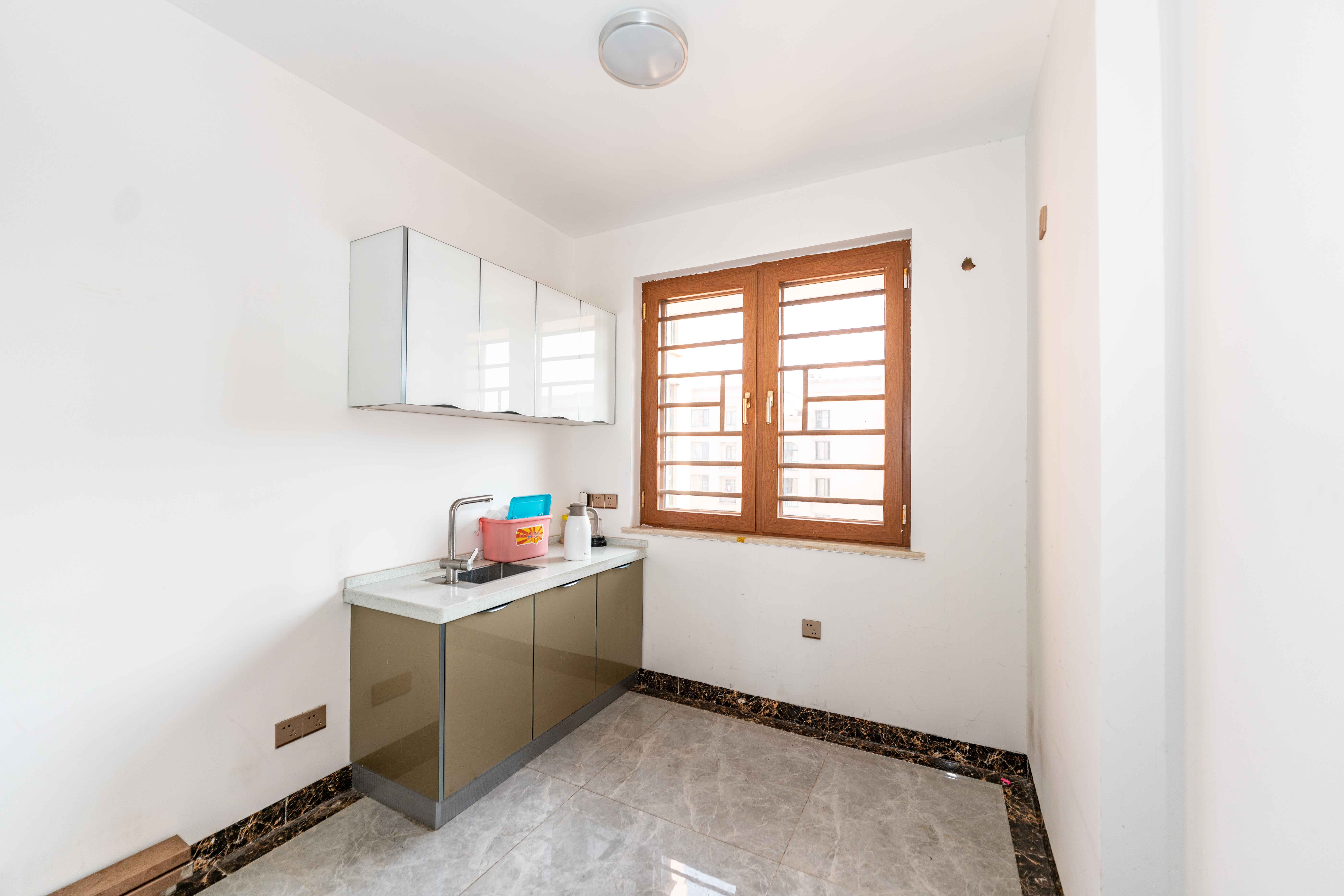 丽发新城  5室2厅4卫    170.0万卧室