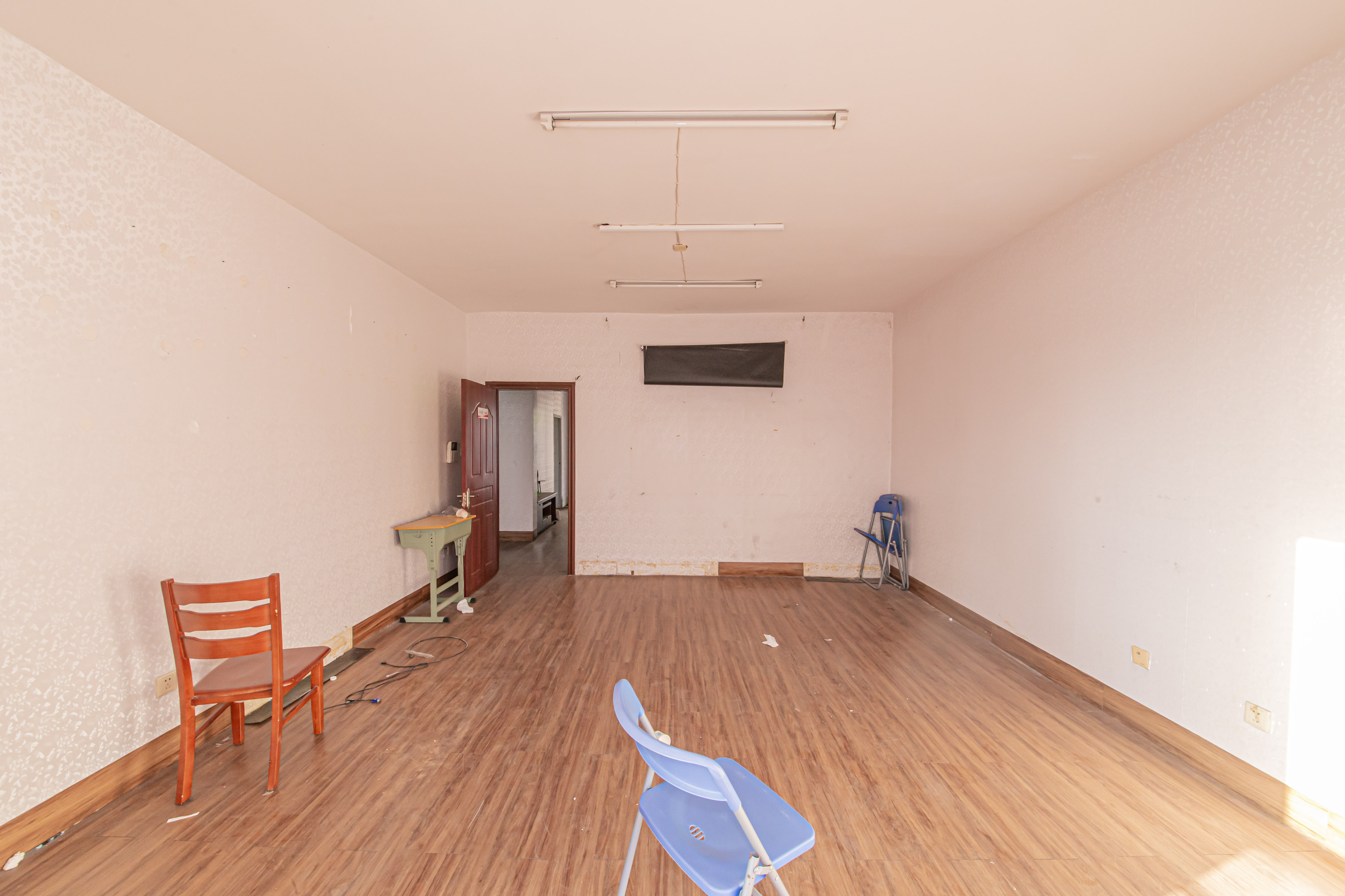 天城湖光山色  4室2厅2卫    135.0万 天城湖光山色  4室2厅2卫    135.0万客厅