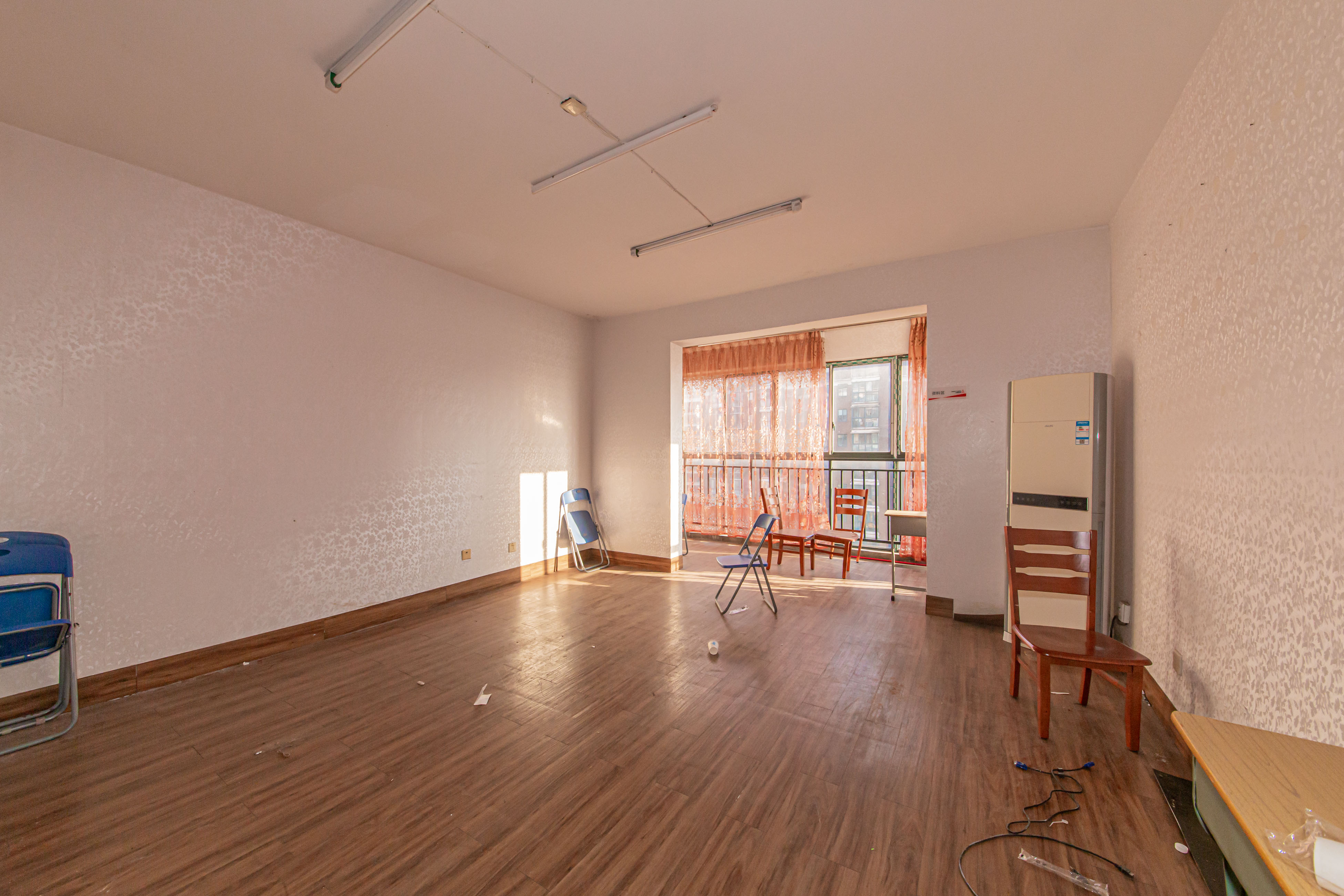 天城湖光山色  4室2厅2卫    135.0万 天城湖光山色  4室2厅2卫    135.0万客厅