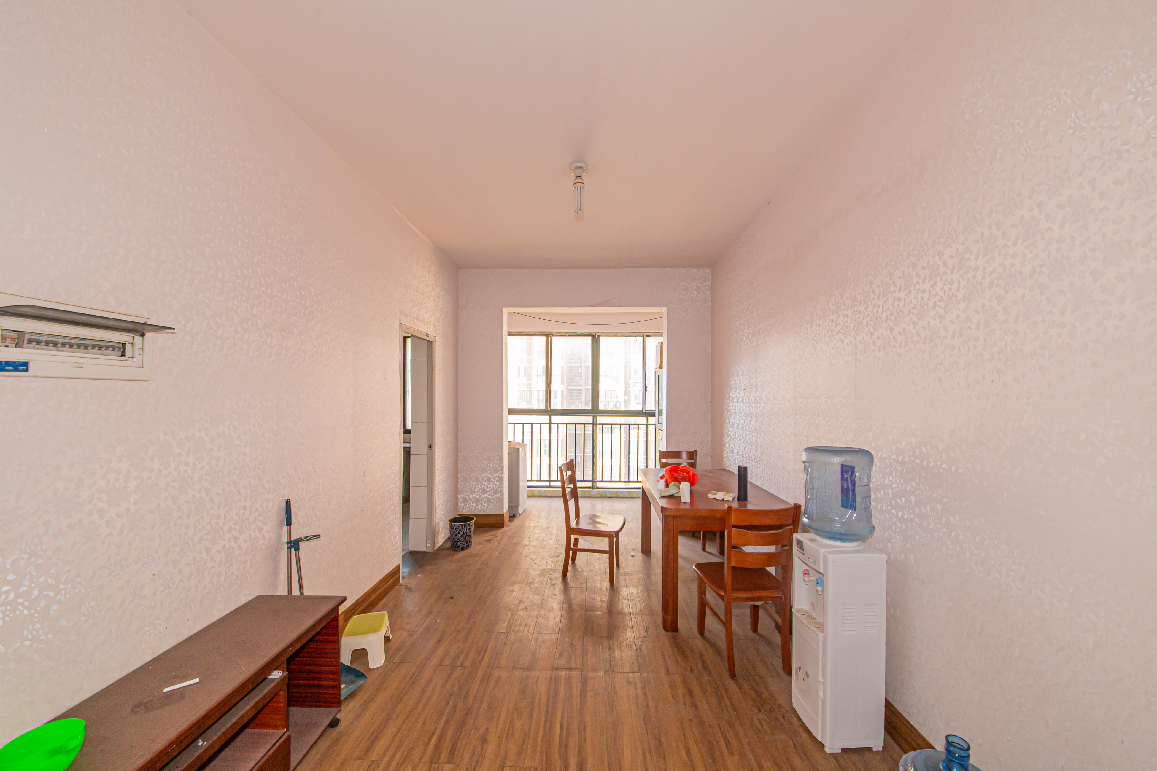 天城湖光山色  4室2厅2卫    135.0万 天城湖光山色  4室2厅2卫    135.0万客厅