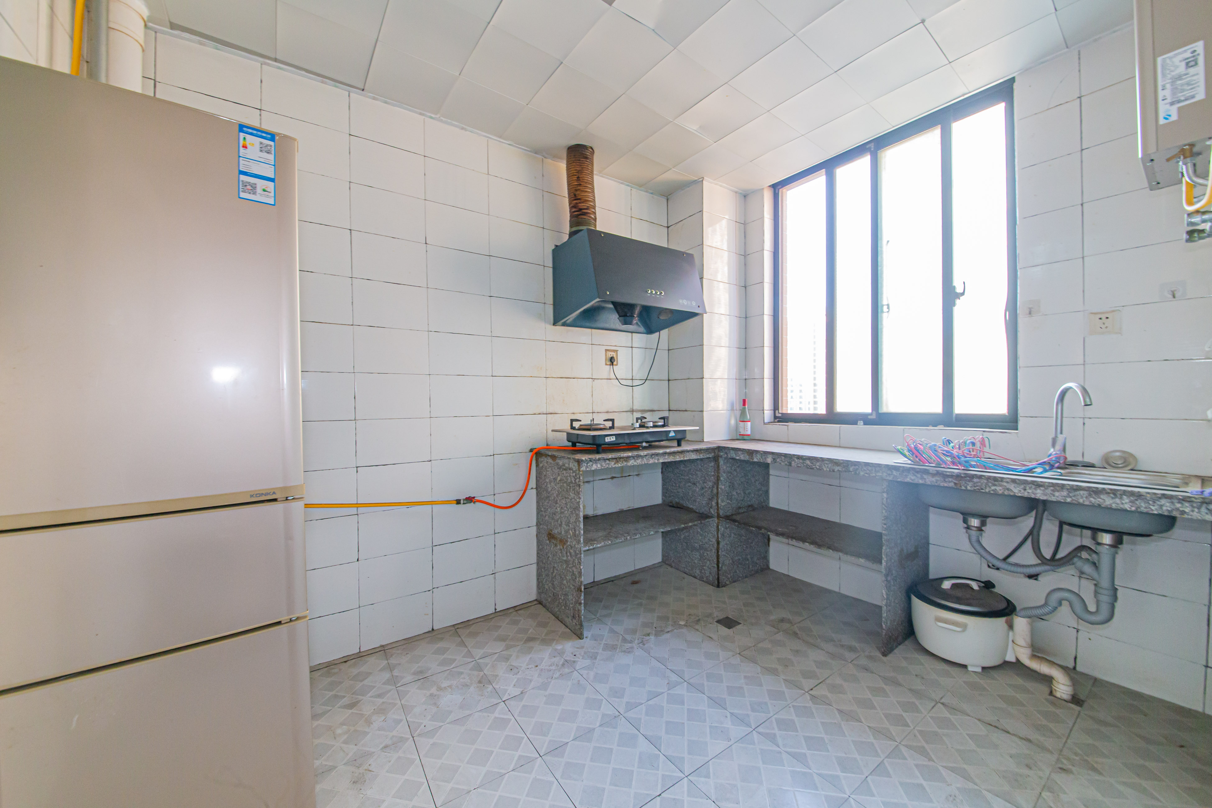 天城湖光山色  4室2厅2卫    135.0万 天城湖光山色  4室2厅2卫    135.0万厨房