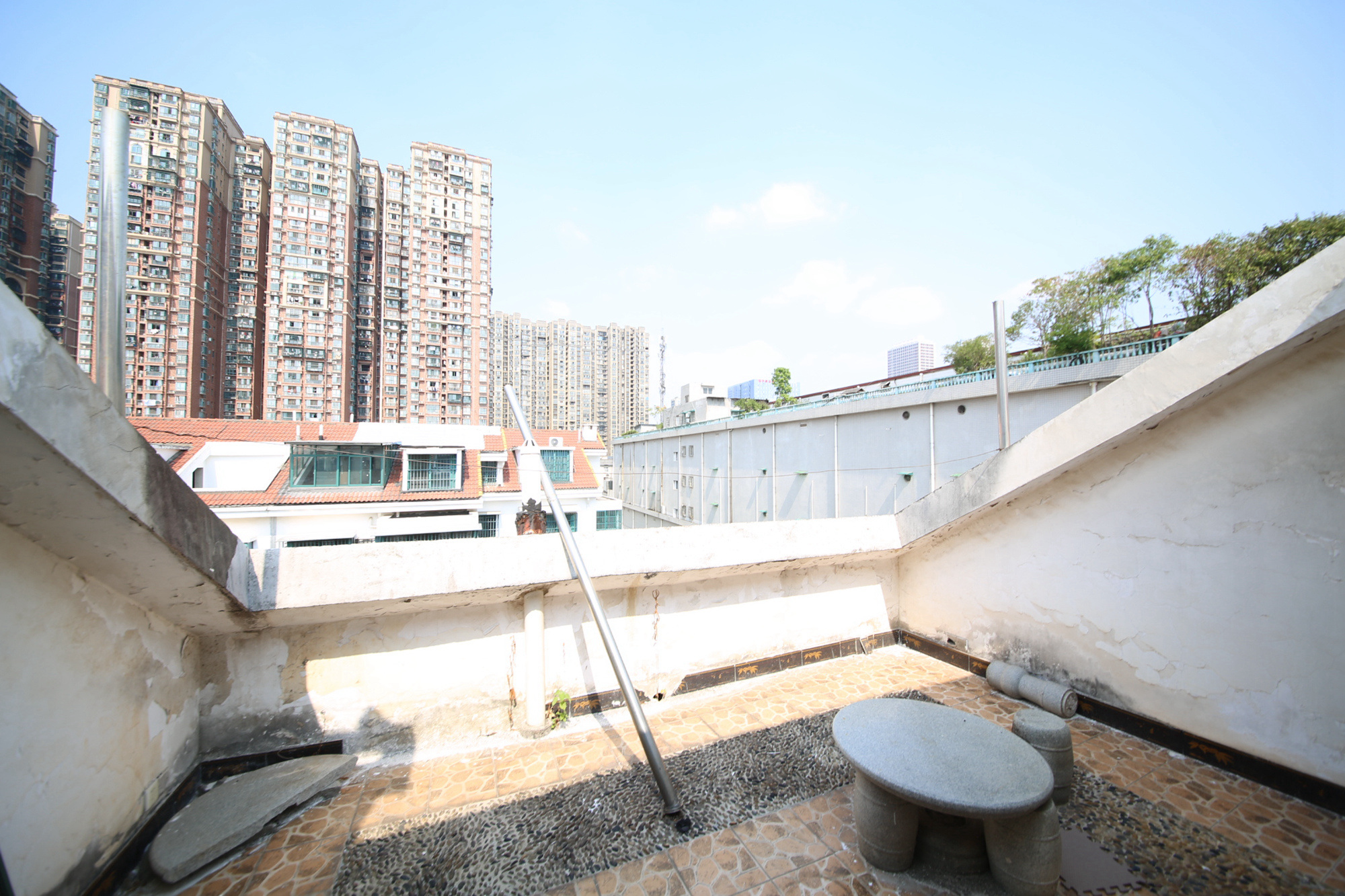 东方新城  6室2厅2卫   96.00万阳台