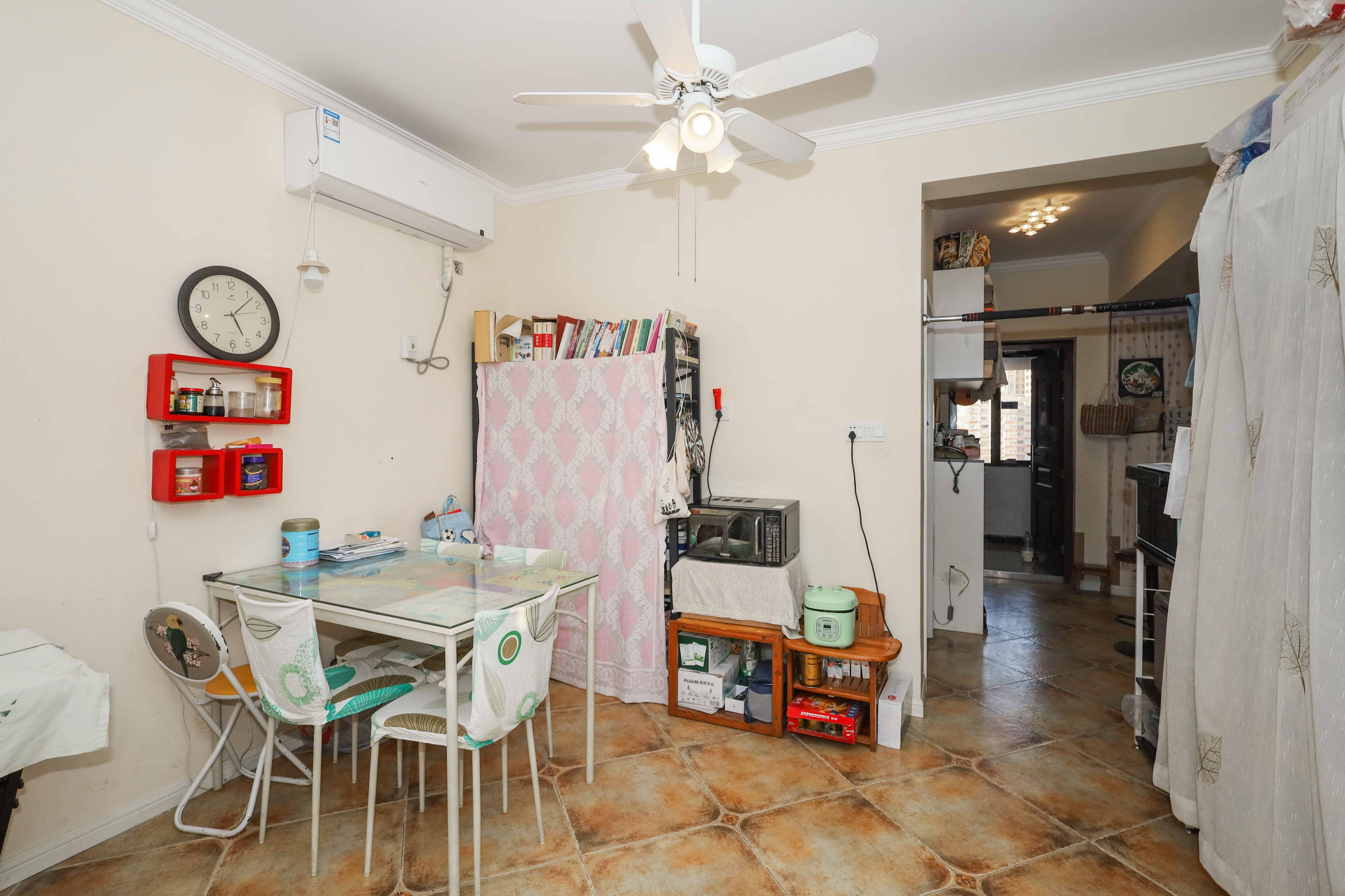 旭辉御府  3室2厅1卫    150.0万客厅