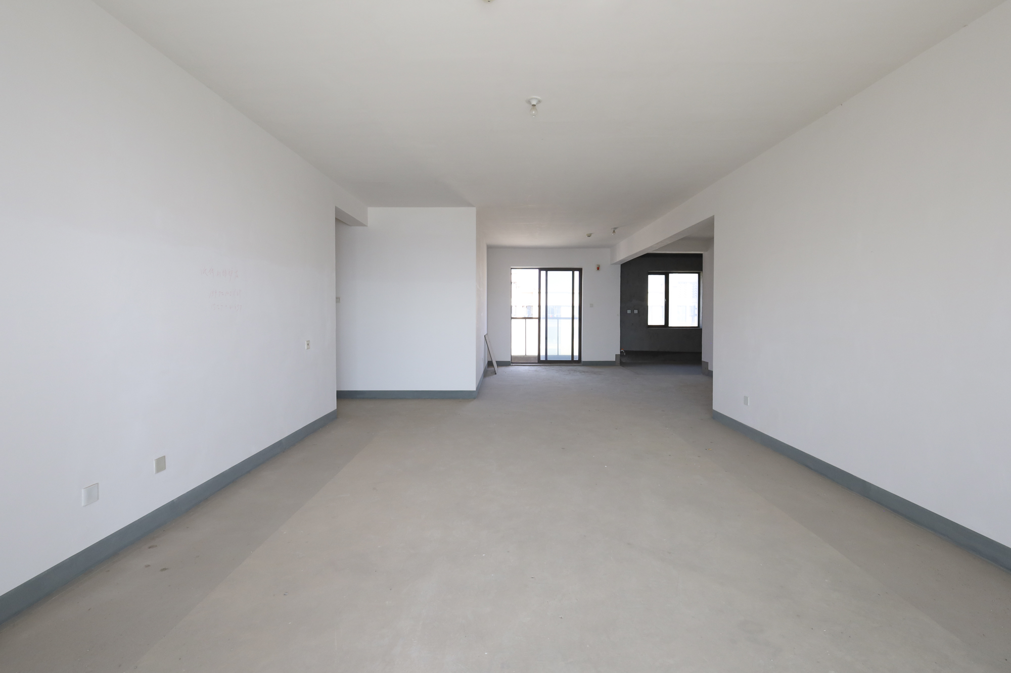 世茂外滩里(世茂铂翠湾三期)  4室2厅3卫    530.0万 世茂外滩里(世茂铂翠湾三期)  4室2厅3卫    530.0万客厅