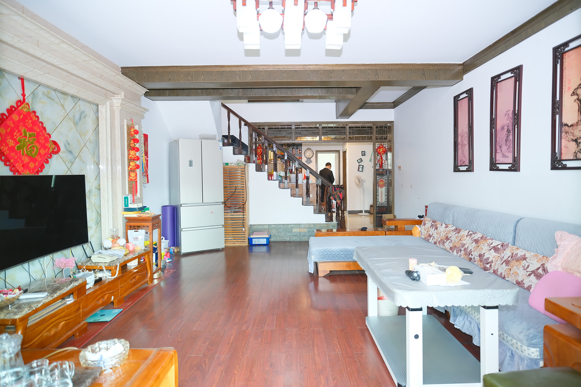 欣安小区  5室2厅3卫    99.8万客厅