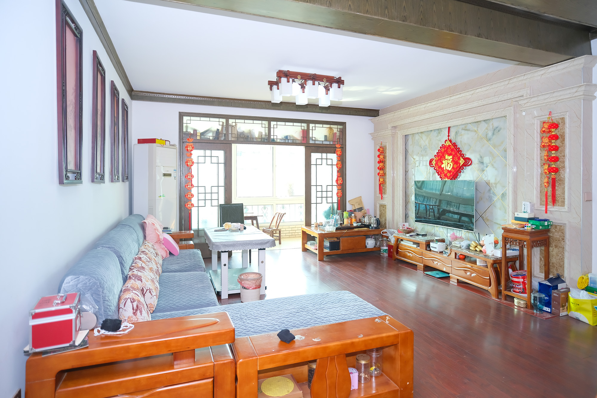 欣安小区  5室2厅3卫    99.8万客厅