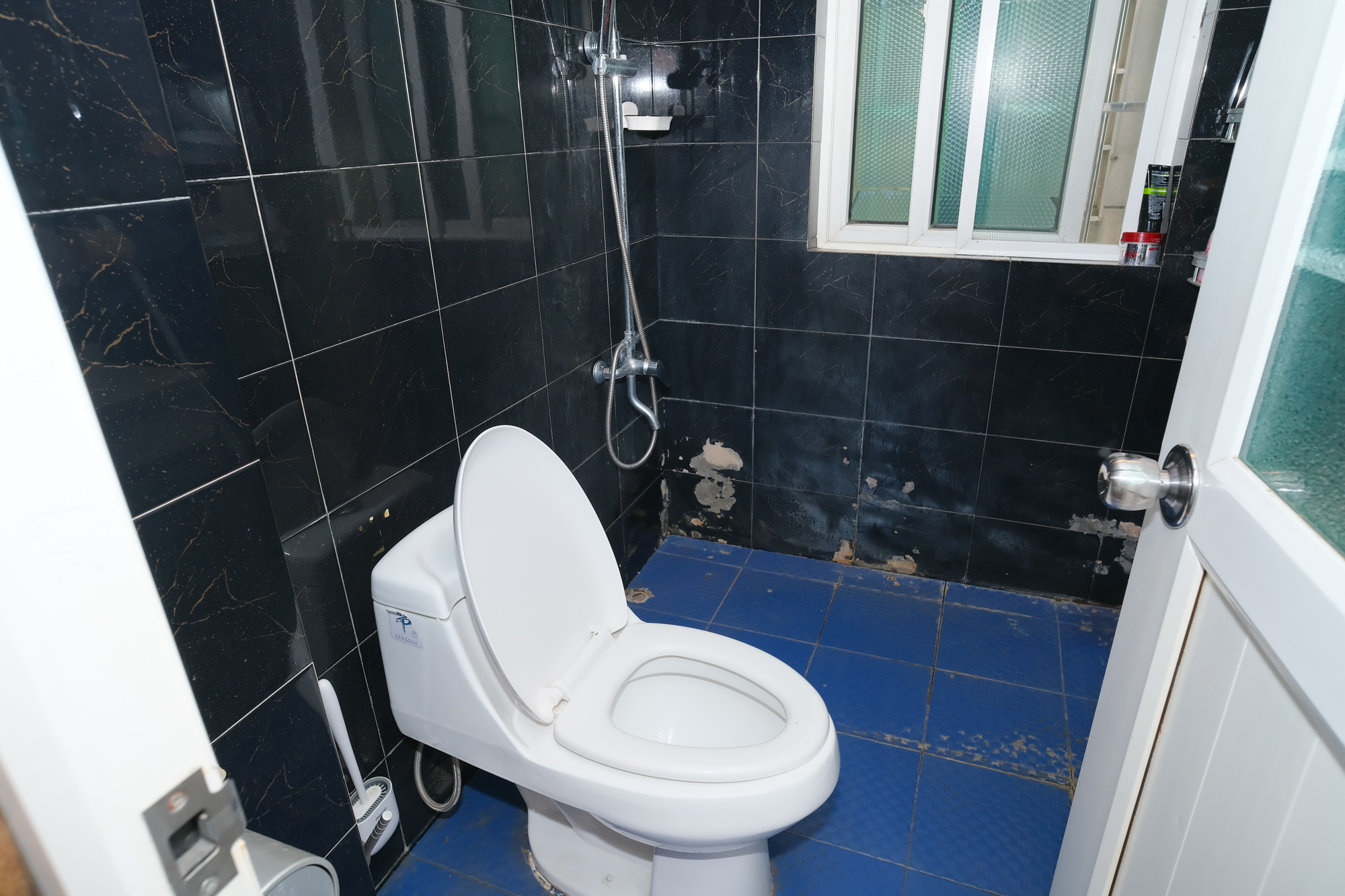 欣安小区  5室2厅3卫    99.8万卫生间