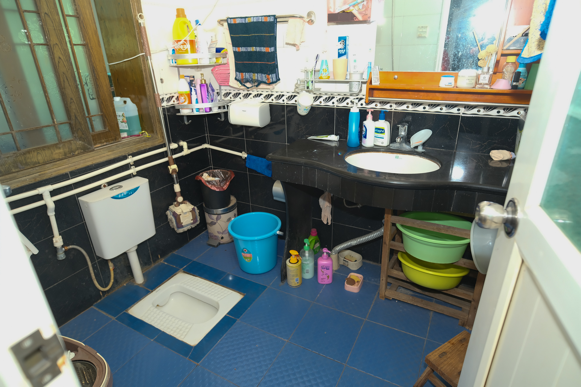 欣安小区  5室2厅3卫    99.8万卫生间