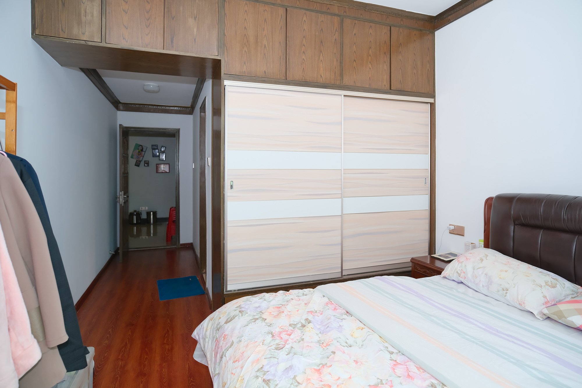 欣安小区  5室2厅3卫    99.8万卧室