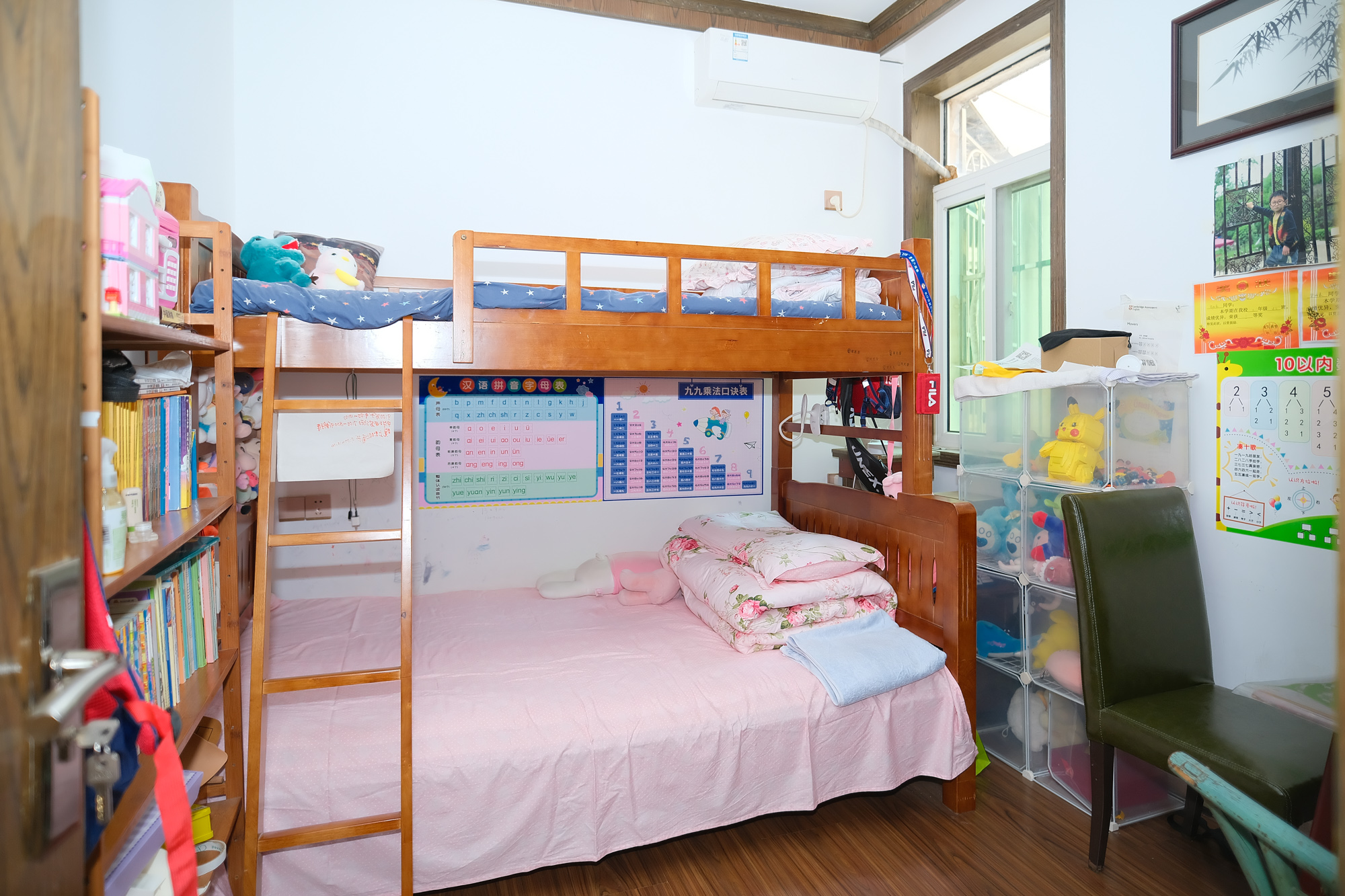 欣安小区  5室2厅3卫    99.8万卧室