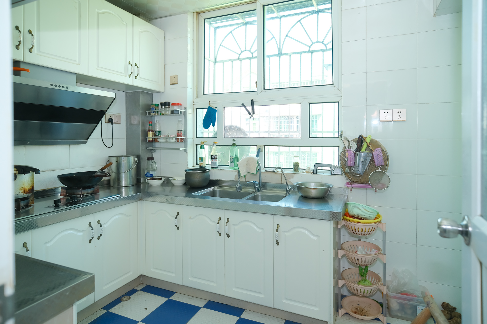 欣安小区  5室2厅3卫    99.8万厨房