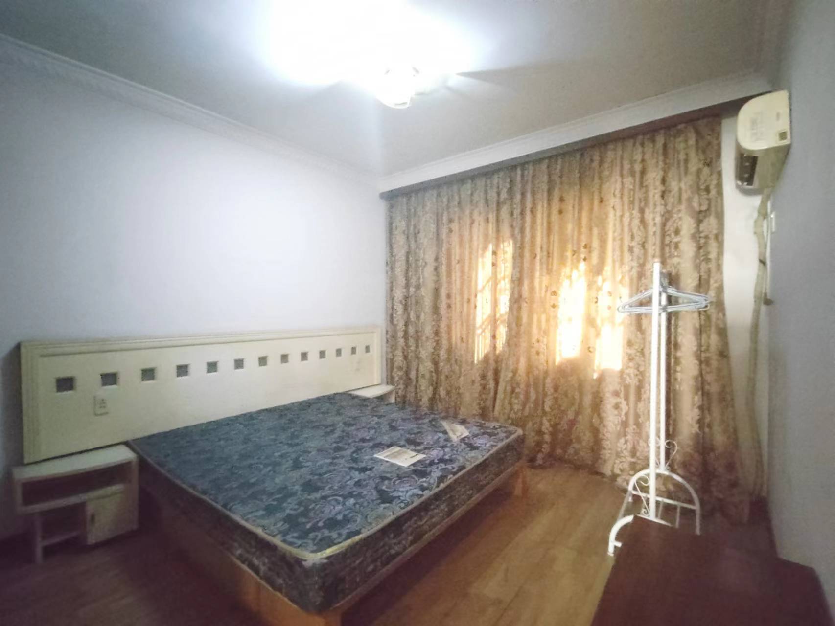 名牌大厦  3室2厅1卫   2000.00元/月室内图
