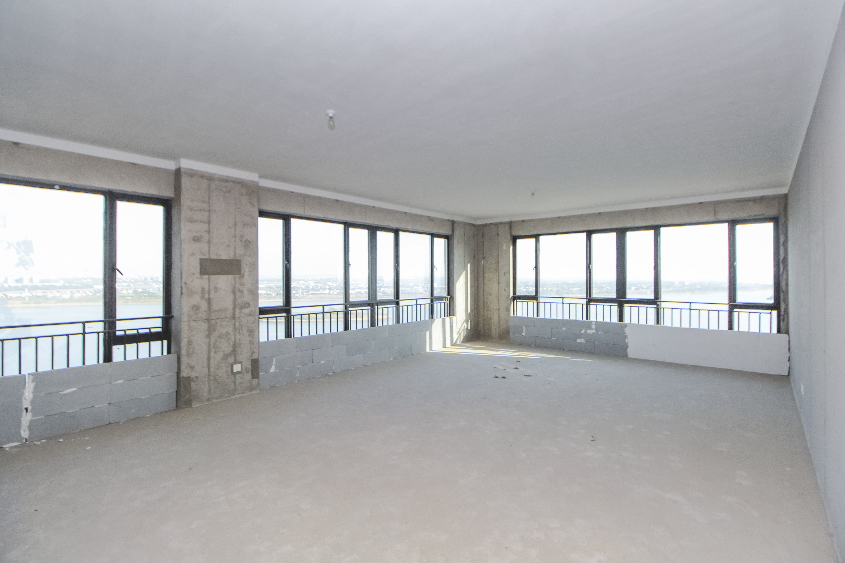 蓝光雍锦半岛  5室2厅3卫    380.0万客厅