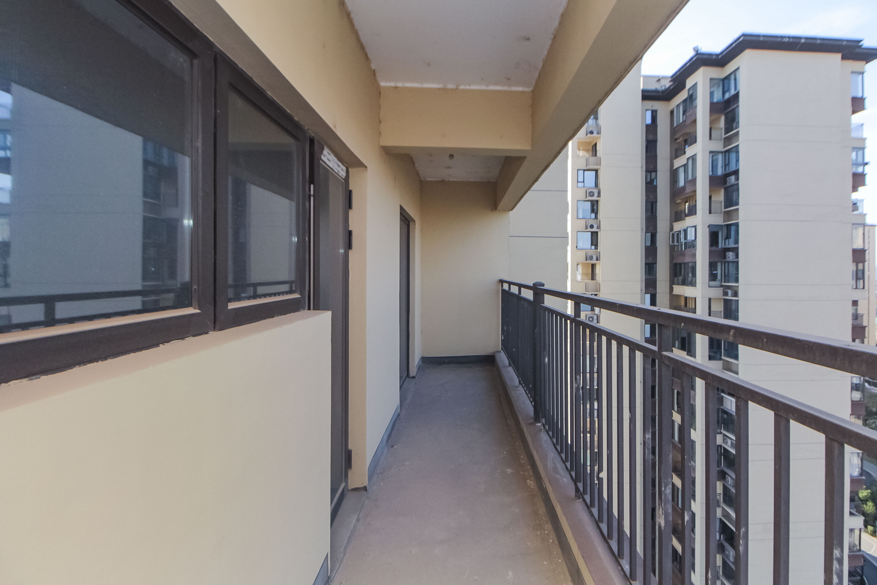 蓝光雍锦半岛  5室2厅3卫    380.0万阳台