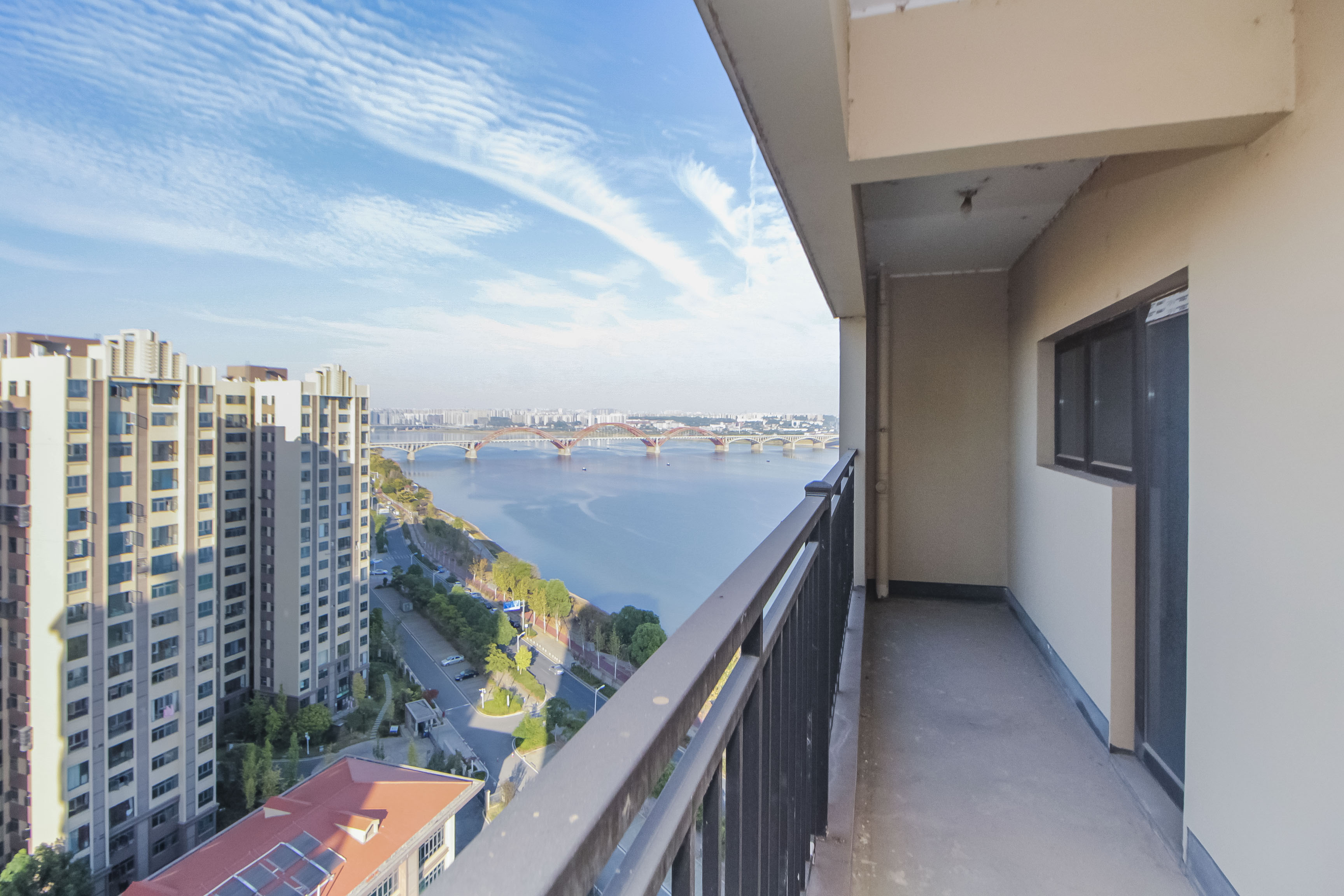 蓝光雍锦半岛  5室2厅3卫    380.0万阳台