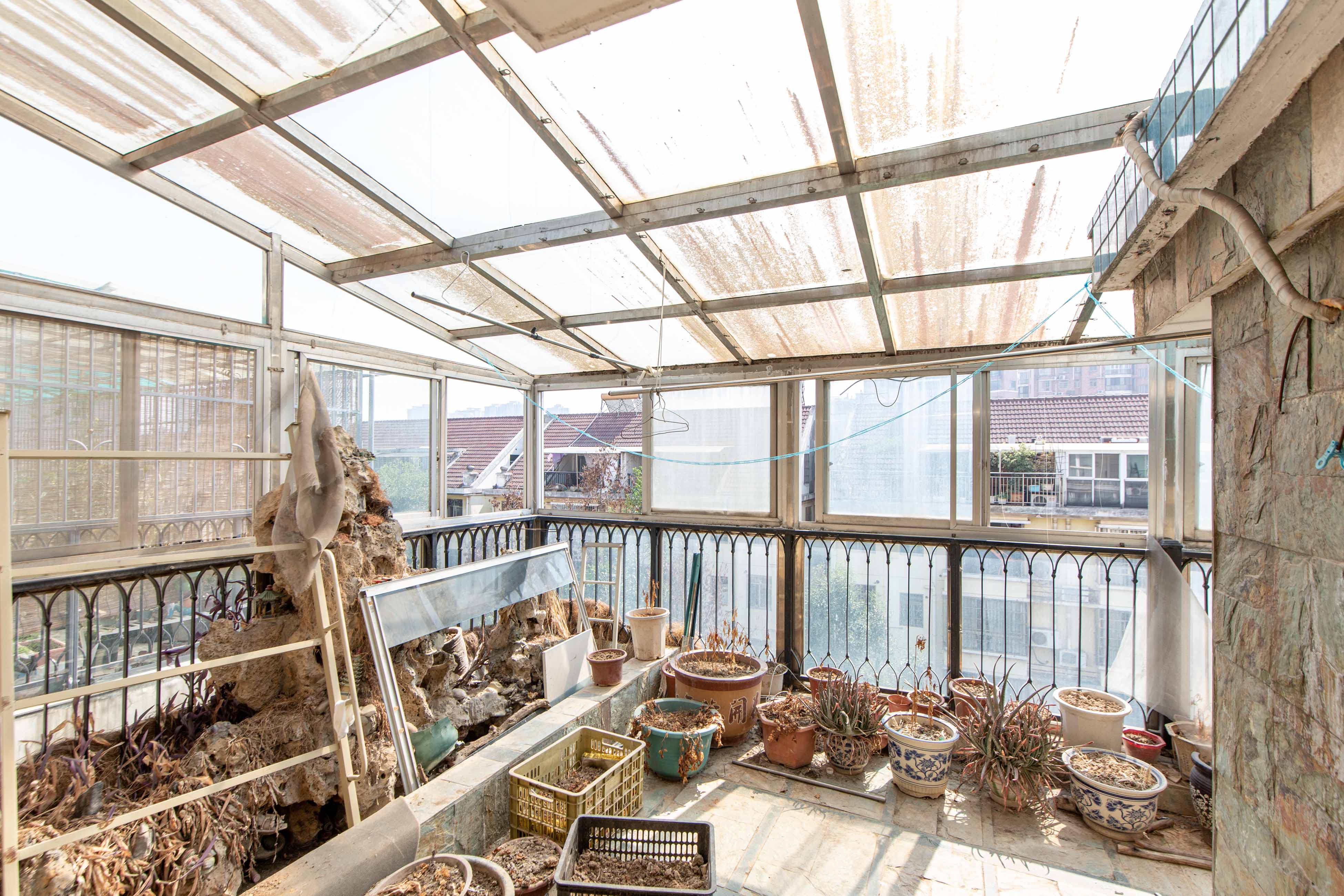 新星小区  5室2厅3卫   130.00万阳台
