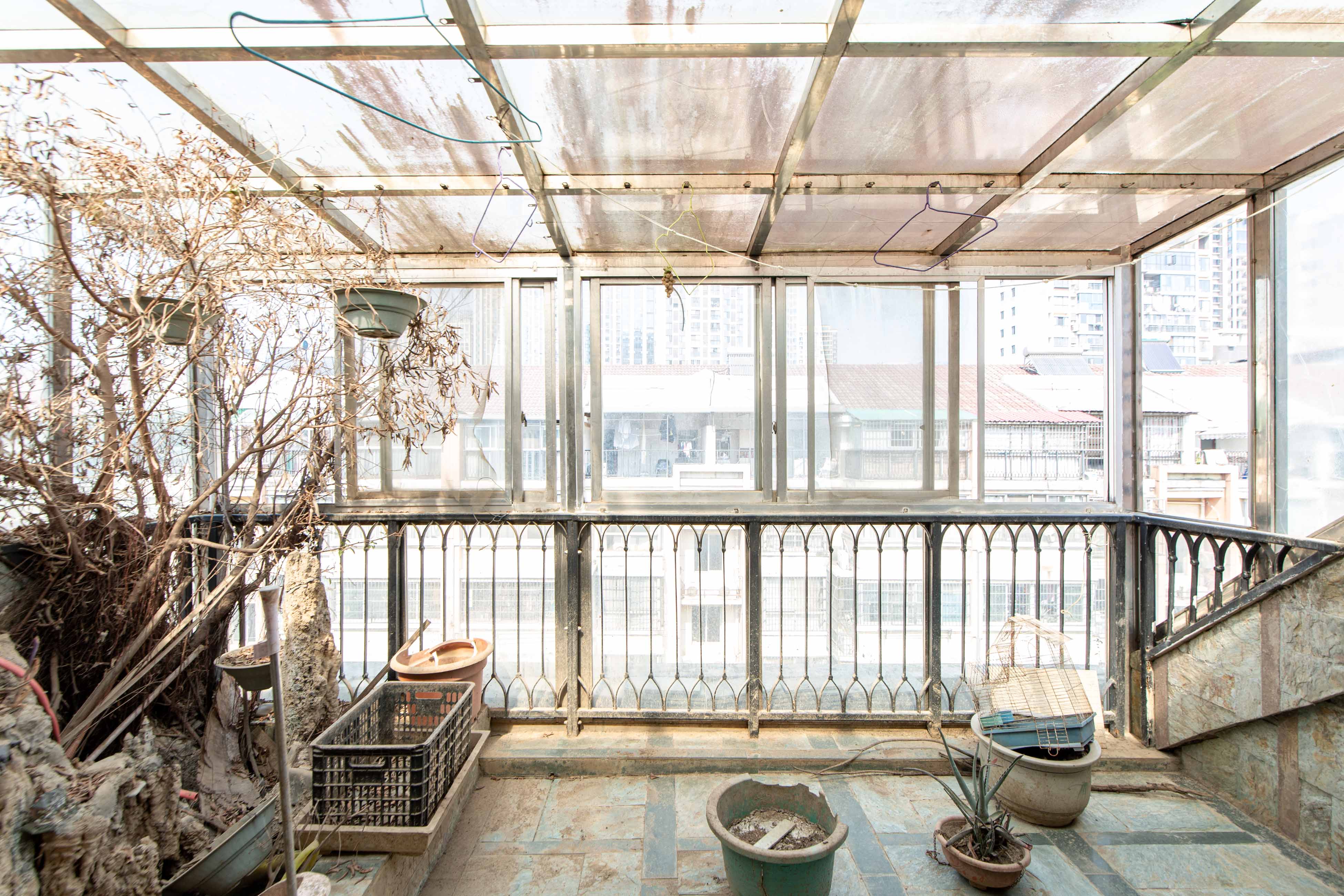 新星小区  5室2厅3卫   130.00万阳台