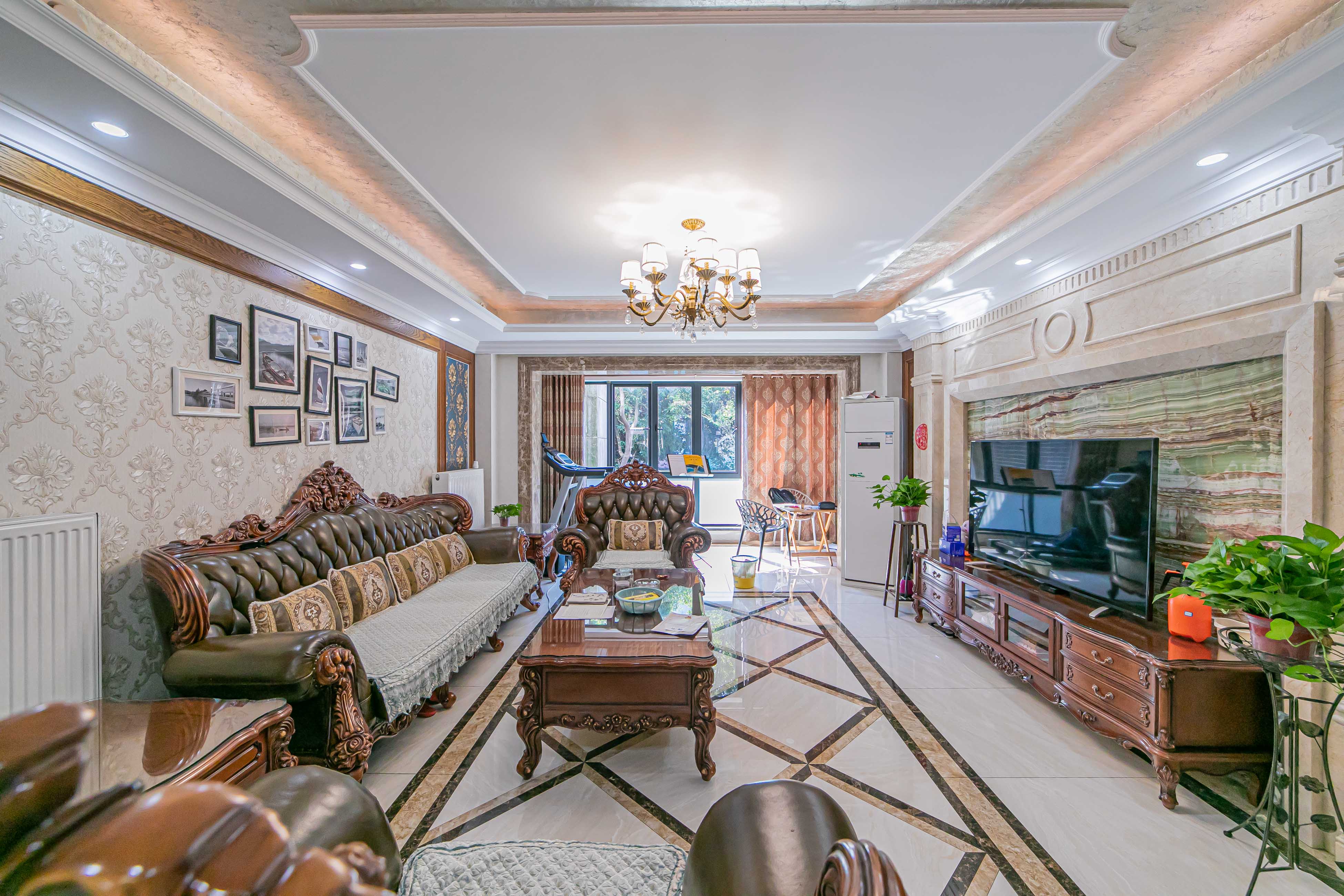 海伦春天  5室3厅2卫    318.0万 海伦春天  5室3厅2卫    318.0万客厅