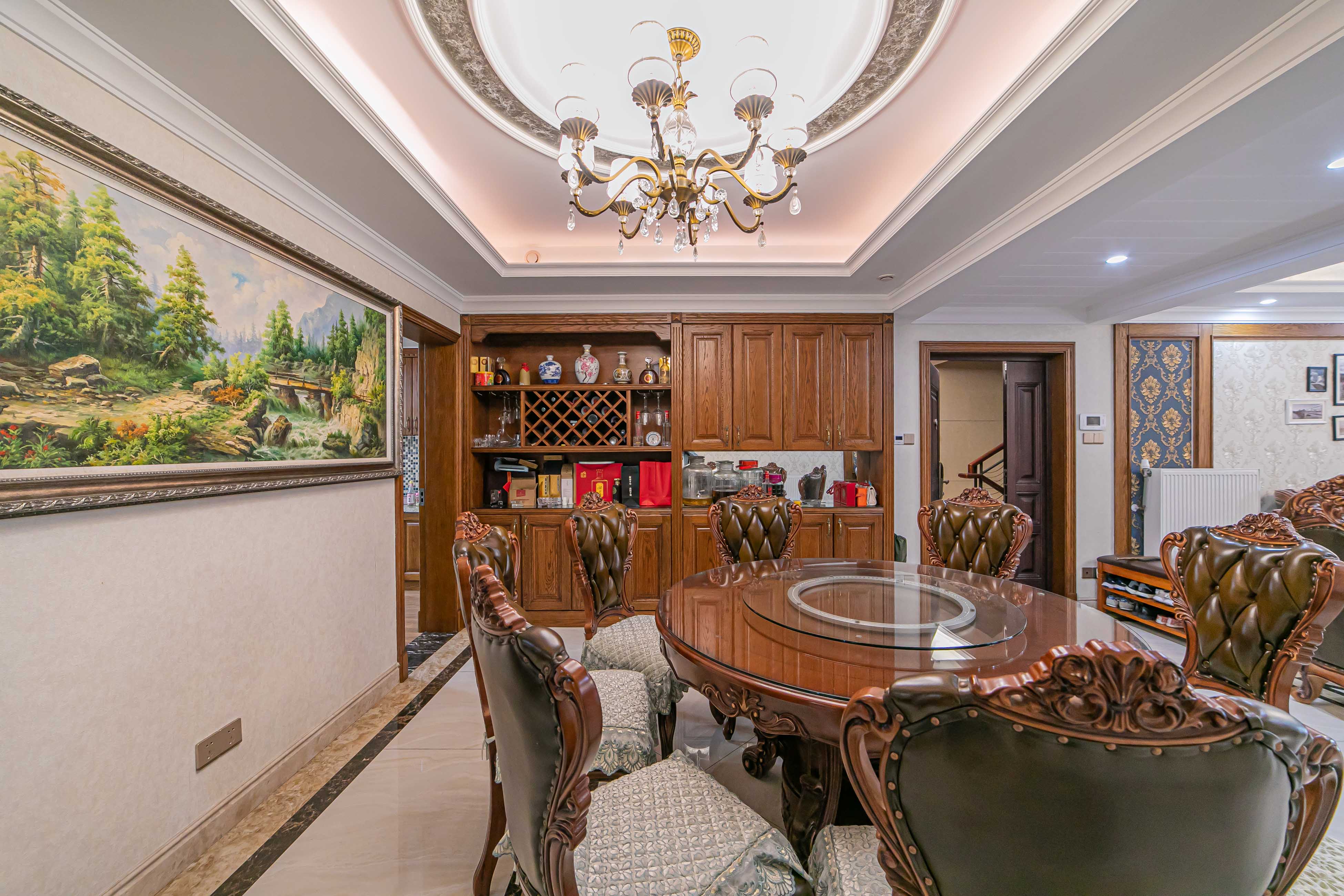 海伦春天  5室3厅2卫    318.0万 海伦春天  5室3厅2卫    318.0万客厅