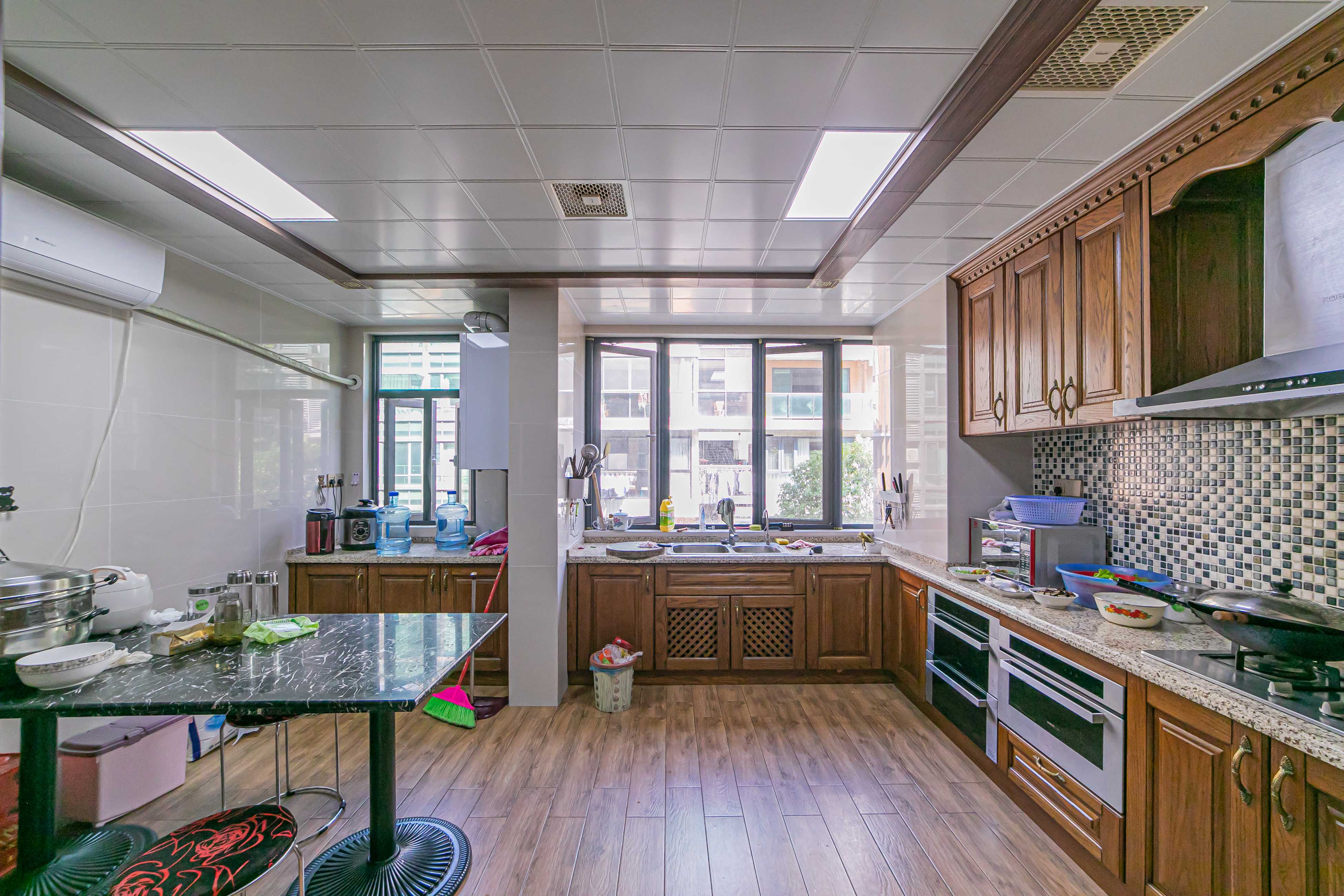 海伦春天  5室3厅2卫    318.0万 海伦春天  5室3厅2卫    318.0万厨房