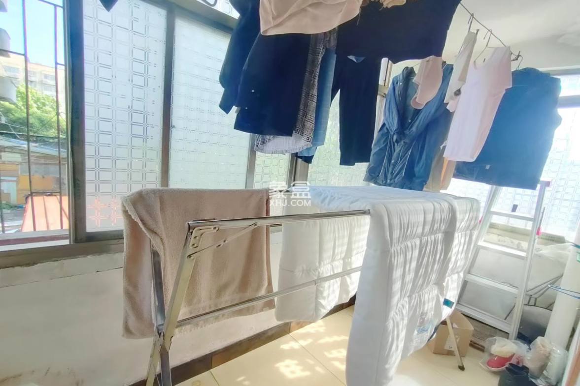 新坡塘小区 2室1厅1卫 30.0万 新坡塘小区 2室1厅1卫 30.0万客厅