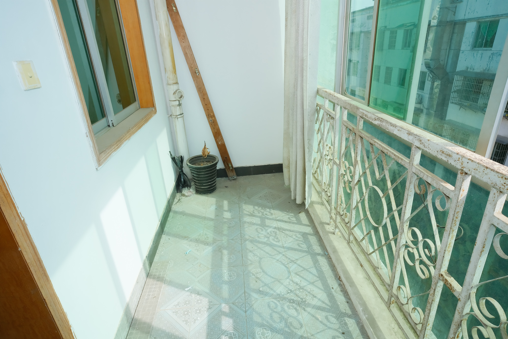 中南汽车世界  2室2厅2卫    31.0万 中南汽车世界  2室2厅2卫    31.0万阳台