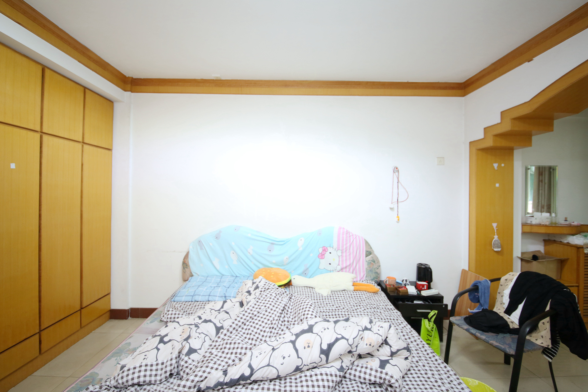 人民新村  3室2厅1卫   90.00万卧室
