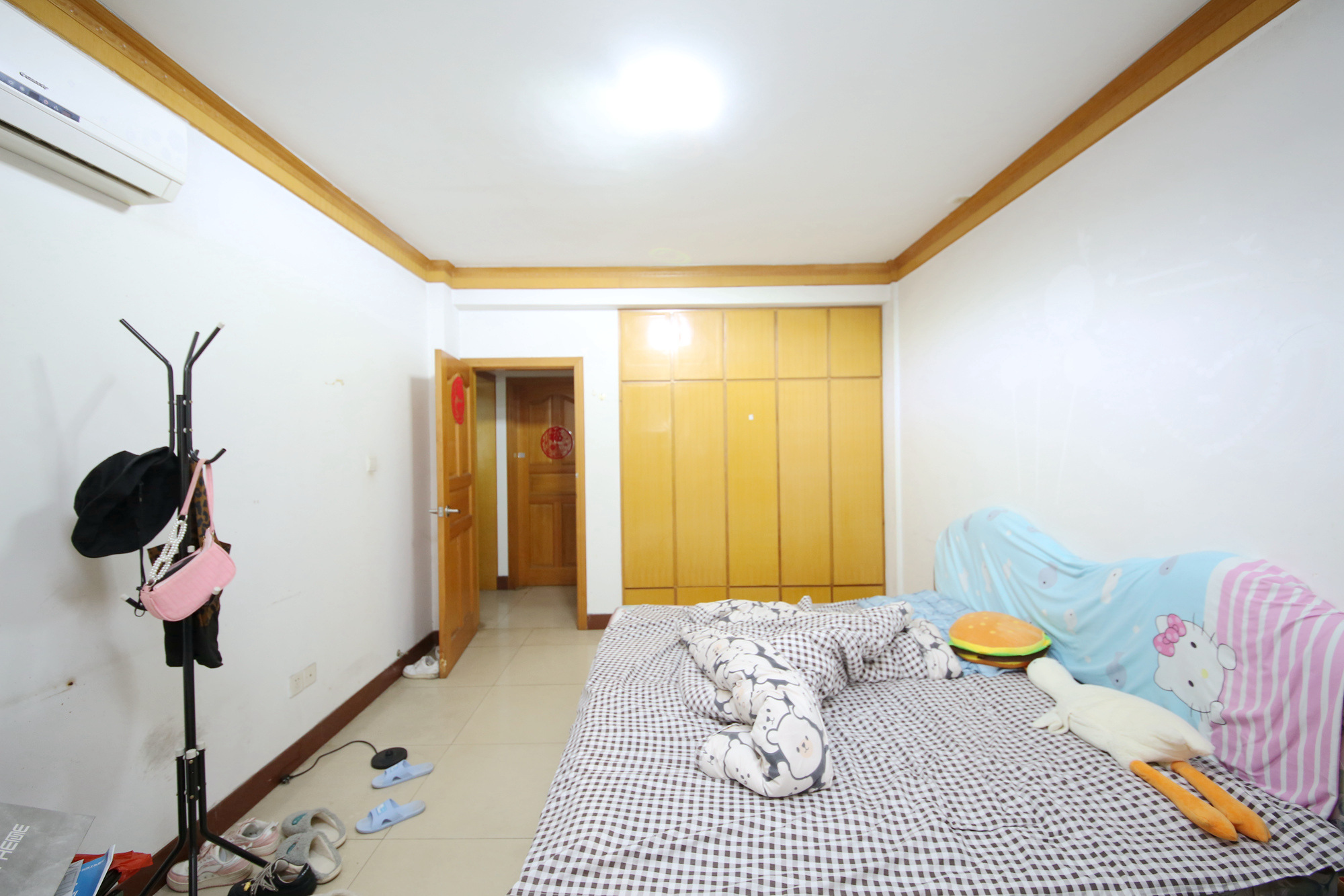 人民新村  3室2厅1卫   90.00万卧室