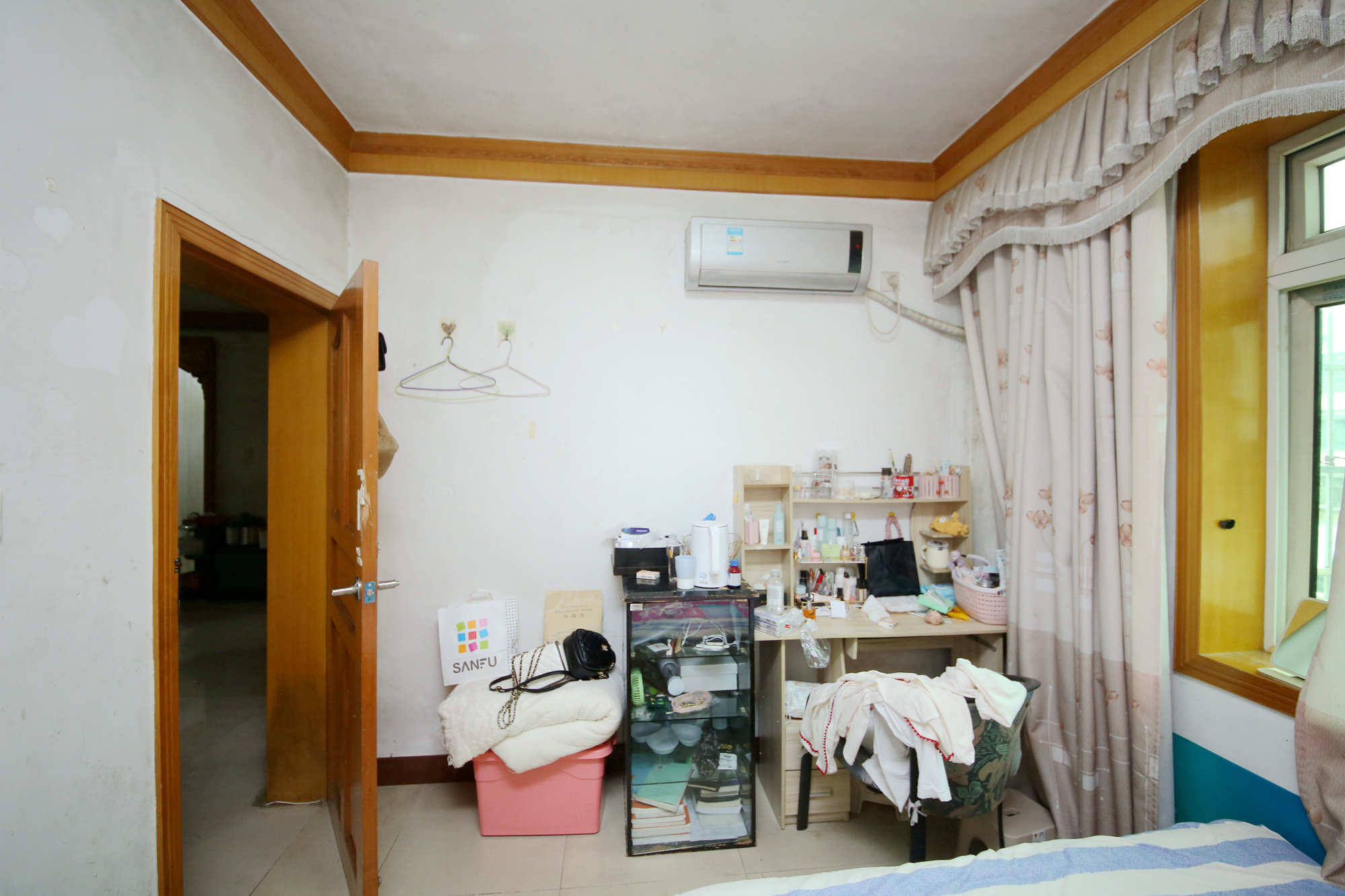 人民新村  3室2厅1卫   90.00万卧室